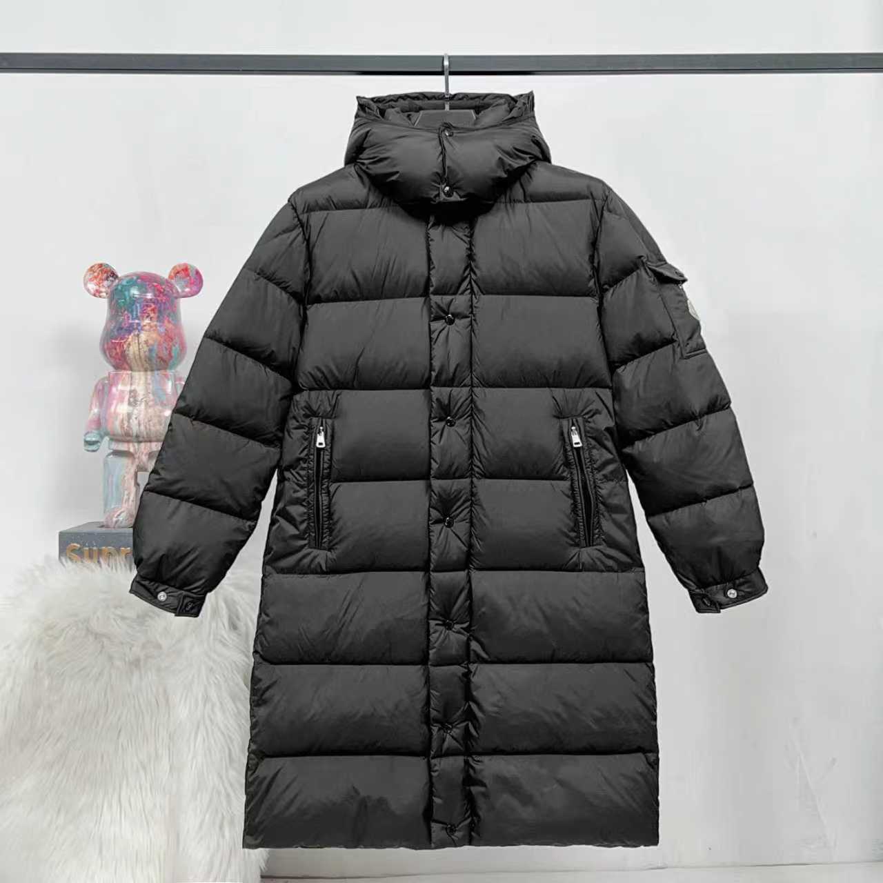 P540
【顶级版本】
大货挂拍图
Moncler Hanoverian行(哑光雾面)长款羽绒服
这款Hanoverian长款羽绒服采用longue saison面料制成,搭配实用细节设计,保暖与防护兼备。作为Moncler经典之作,此羽绒服采用可拆卸兜帽,搭配覆盖挡风片的正面拉链门襟,防护性能显著提升。
详情 采用longue saison面料制成 Longue saison衬里 填充羽绒 可拆卸兜帽 拉链和按扣开合 拉链口袋 衣袖设有贴袋 可调节袖口 抽绳下摆
做到了原版NFC感应式防伪芯片,国标90绒,使用了顶级羽绒,运用了直充技术的完美填充,蓬松质感非常好。保暖御寒能力提升了最大限度。原定制,非市场各类复刻版。
款号:5620
颜色:黑色
码数:1,2,3,4,5