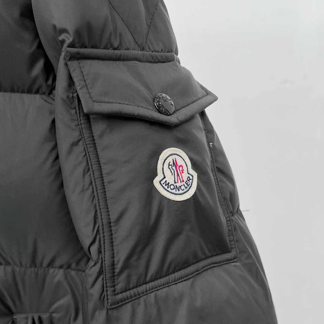 P540
【顶级版本】
大货挂拍图
Moncler Hanoverian行(哑光雾面)长款羽绒服
这款Hanoverian长款羽绒服采用longue saison面料制成,搭配实用细节设计,保暖与防护兼备。作为Moncler经典之作,此羽绒服采用可拆卸兜帽,搭配覆盖挡风片的正面拉链门襟,防护性能显著提升。
详情 采用longue saison面料制成 Longue saison衬里 填充羽绒 可拆卸兜帽 拉链和按扣开合 拉链口袋 衣袖设有贴袋 可调节袖口 抽绳下摆
做到了原版NFC感应式防伪芯片,国标90绒,使用了顶级羽绒,运用了直充技术的完美填充,蓬松质感非常好。保暖御寒能力提升了最大限度。原定制,非市场各类复刻版。
款号:5620
颜色:黑色
码数:1,2,3,4,5