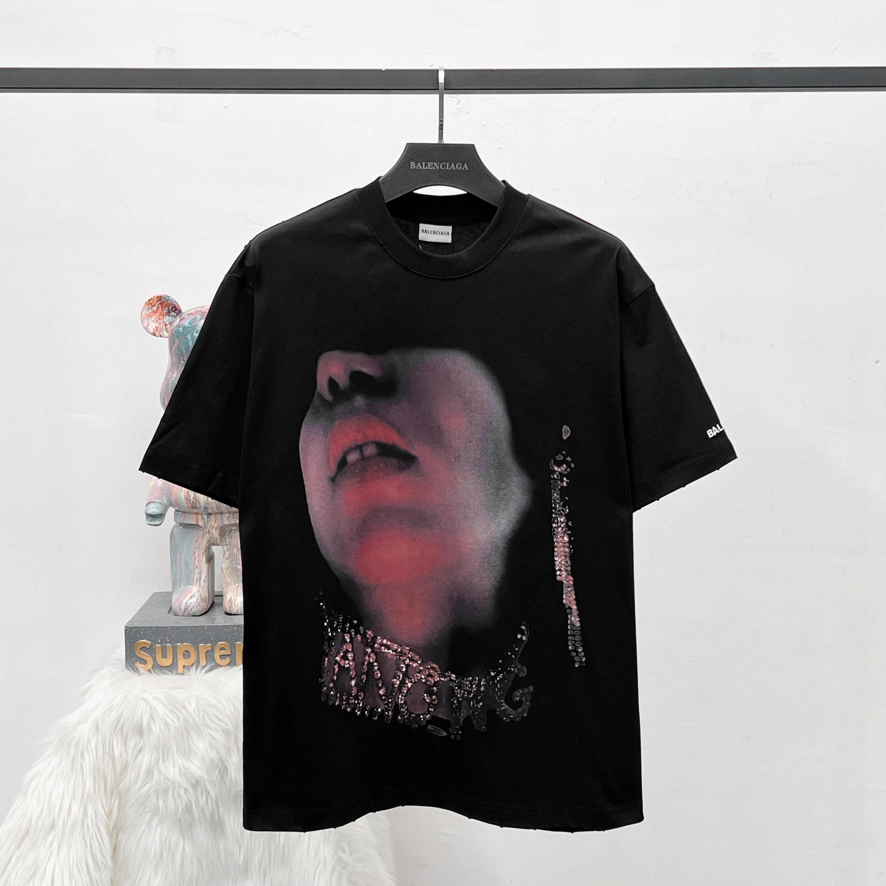 P87 [Versión superior] Foto colgante de artículos grandes #Paris 26SS Paris ✘ Drama estadounidense "Hyper" labios rojos…