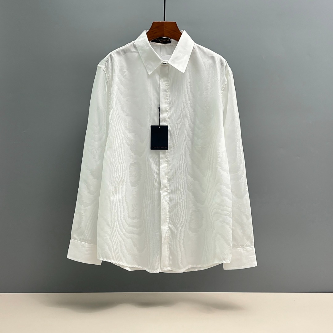 La camisa P130 LV/Louis Vuitton de principios de otoño en jacquard con vetas de madera está tejida con jacquard de seda…