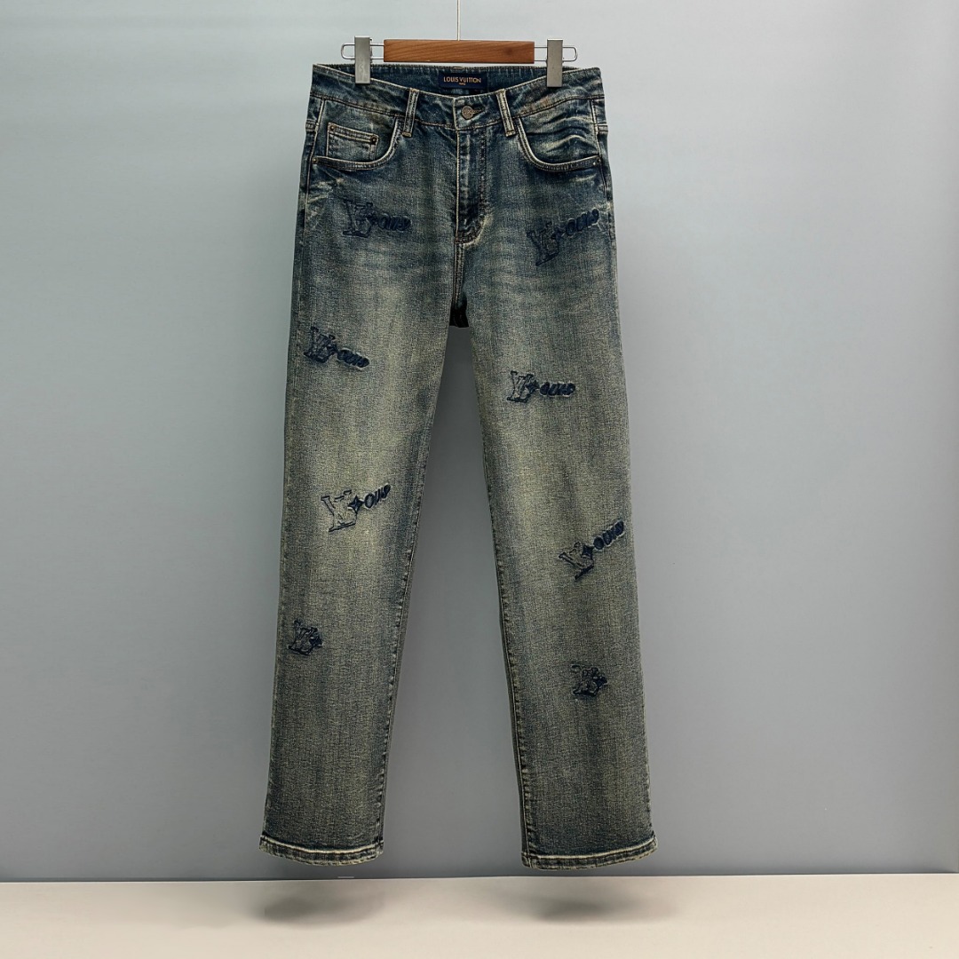 Los jeans de pierna recta P205 LV/Louis Vuitton están hechos principalmente de fibra de algodón de alta calidad. El tej…