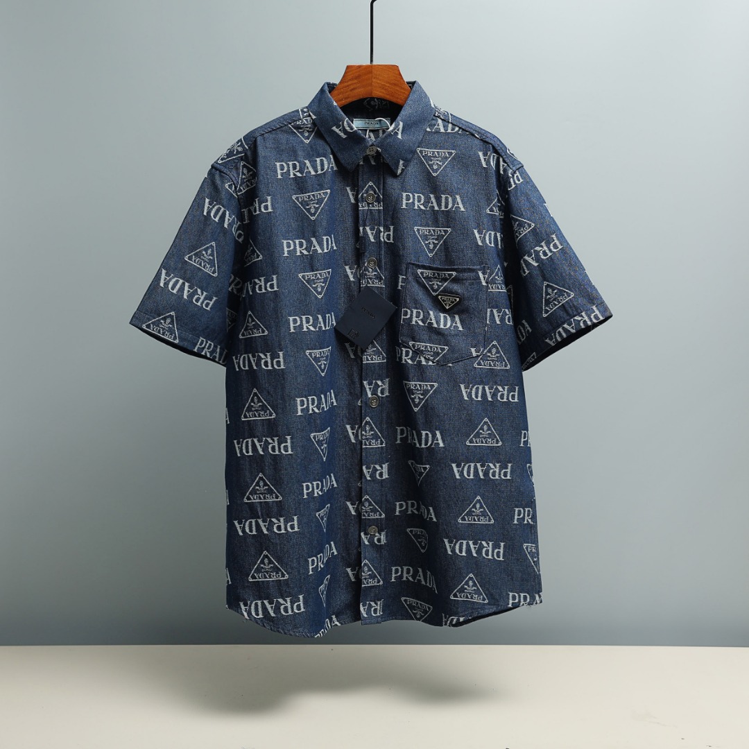 La camisa de manga corta P120 PRADA/Prada denim jacquard está confeccionada con algodón peinado de alto contenido. El h…