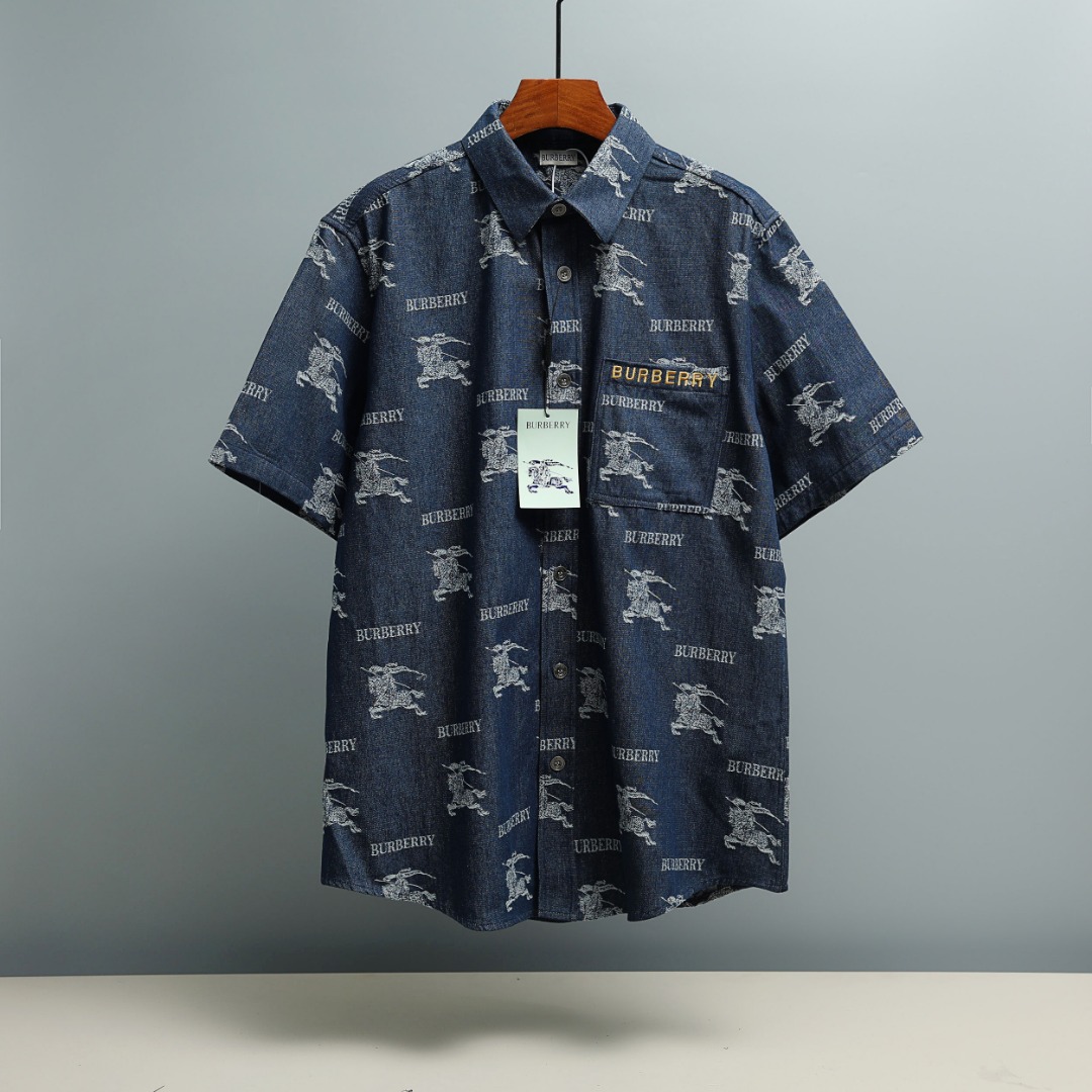 La camisa vaquera en jacquard P120 Burberry/Burberry está confeccionada con algodón peinado de alto contenido. El hilo …