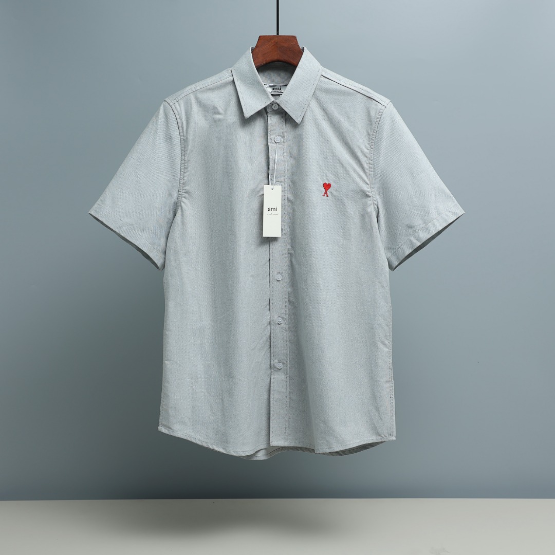 P110 Ami Paris/艾米 Camisa de manga corta, confeccionada en tejido Oxford personalizado, con textura firme y sutil, trans…