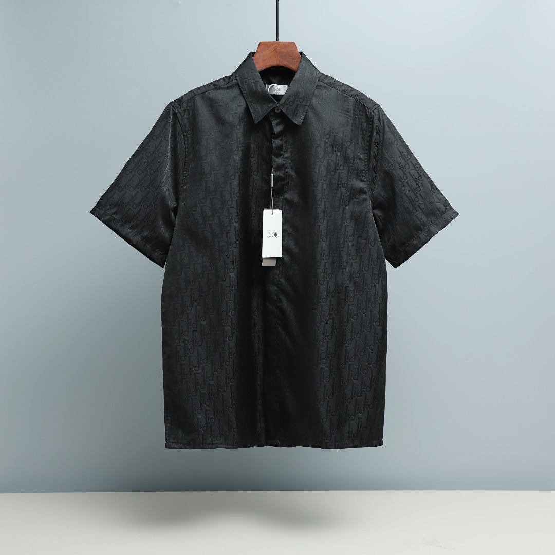La camisa de manga corta P120 Dior/Dior está confeccionada en tejido de sarga con textura satinada. La camisa utiliza e…
