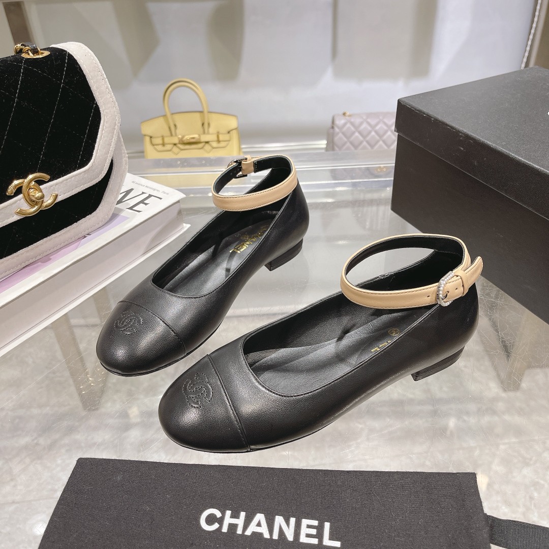 Chanel Buty jednowarstwowe Czarny Biały Prawdziwa skóra Skóra owcza