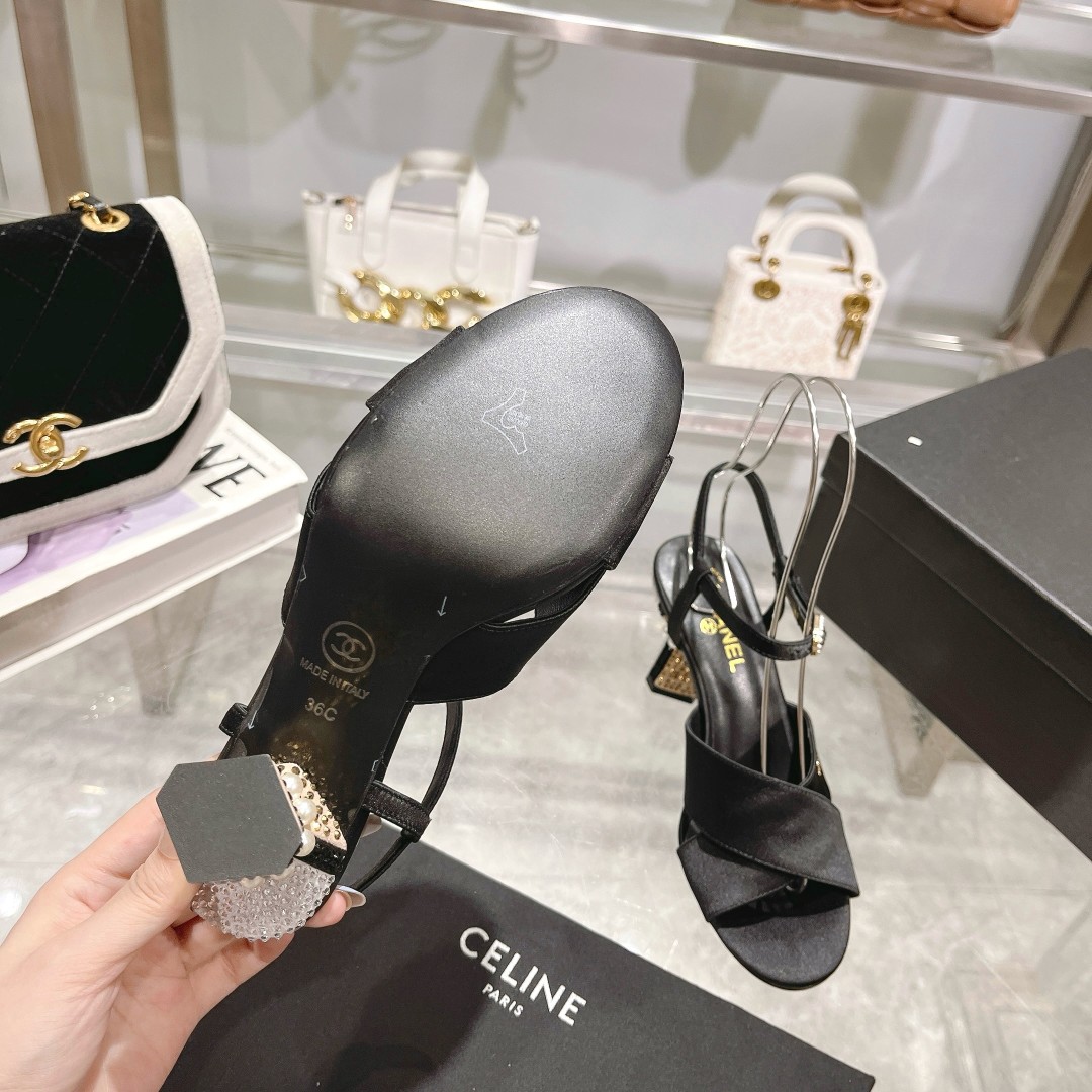 NO:236433,* 24 The single sandals in early spring. Popular photos on major social platforms are definitely the hottest styles of this season. The counter fairies are really too aware of the goods. They don’t stick to their feet and will not scratch their feet. The texture is very soft and comfortable. Super versatile. 1 fabric: sheepskin 2 linings: environmentally friendly imported sheepskin linings 3 soles: genuine leather soles 4 sizes 35-40 (40 41 custom made) 5 heels 7cm high 6 iron diamond heels, sandals, sheepskin, Leather soles19860909* 24早春最单凉鞋 各大社交平台热门晒图,绝对是这一季最热门的款式,专柜仙女们真的太识货了,不卡脚也不会磨脚,质感上脚是非常柔软舒服的.超级百搭. 1面料:羊皮 2内里:环保进口羊皮内里 3大底:真皮大底 4码数35-40（ 40 41定做） 5跟高7cm 6烫钻跟,凉鞋,sandals,sheepskin,Leather soles,Women's Shoes