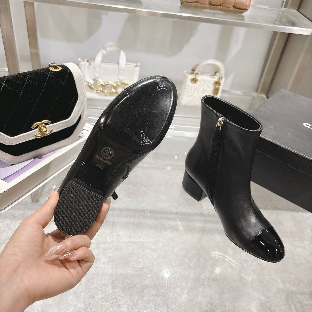 NO:535127,Chanel official website new autumn and winter women's boots, low heels are suitable for daily shopping, fabrics are imported sheepskin + patent leather, inner foot pad sheepskin, heel height 5cm, size 35-42 (40 41 42 custom made without return) genuine leather sole, boots, chanel, boots, sheepskin, Leather soles19860909Chanel官网新款秋冬女靴,低跟适合日常生活逛街,面料采用进口羊皮+漆皮,内裡垫脚羊皮,跟高5cm,码数35-42（ 40 41 42订做不退換）真皮大底,靴子,chanel,boots,sheepskin,Leather soles,Women's Shoes