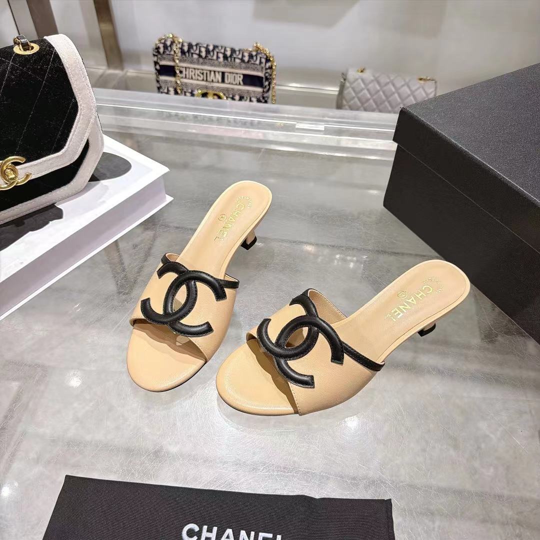 NO:874572,CHANE* | 26S large hollow slippers restart French elegance with a minimalist silhouette. The iconic large hollow design is neat and transparent. 26S limited aesthetics, low-key elegance, are a timeless and exquisite footnote in the wardrobe. The upper is made of original custom sheepskin, the lining is imported sheepskin, the outsole is imported genuine leather outsole from Italy, the code number is 35-39 (404142 is custom-made and cannot be returned or exchanged) Heel height:  4.5cm,high heels,chanel,high heels,slippers,sheepskin,Leather soles19860909CHANE* ｜26S大镂空拖鞋 以极简轮廓重启法式优雅. 标志性大镂空设计 利落通透 26S限定美学,低调奢雅 是衣橱里永不过时的精致注脚. 鞋面原版定制羊皮 内里进口羊皮 大底意大利进口真皮大底 码数35-39（404142定做不退换） 跟高: 4.5cm,高跟鞋,chanel,high heels,slippers,sheepskin,Leather soles,Women's Shoes