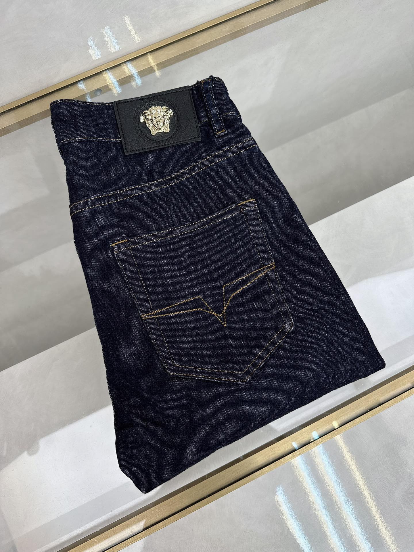 NO:122333,New spring and summer new men's jeans!  Trade-level OEM products are extremely rare. The exquisite and exquisite production process has reached the ultimate effect. Classic styles, original color cotton materials, and classic plain woven twill denim surfaces are woven by old-fashioned woven technology. They are soft, delicate, comfortable and breathable, and the original hardware accessories are washed with first-class texture!  Size 29-38,35.37, jeans,alexander wang19860909春夏新款 新款男士牛仔裤！ 贸易级别的代工品,数量极其稀少.精良精细的制作工艺程度已经达到极致效果.经典绝伦的款式,原色棉料,经典的平织斜纹牛仔布面经由老式梭织工艺机织.柔软细腻舒适透气,原版五金配件水洗,质感一流！尺码29-38,35.37,,jeans,alexander wang,Men's clothing