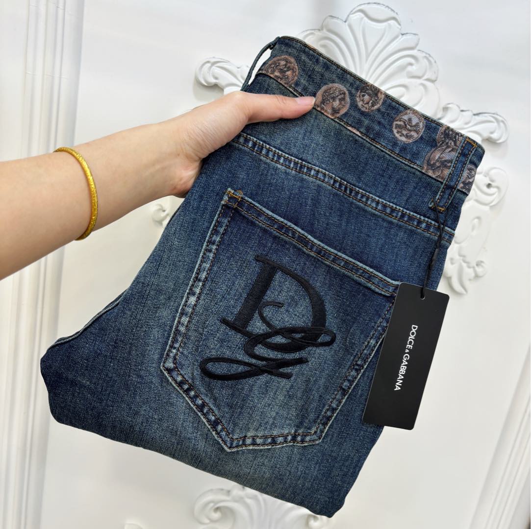 NO:454120,New spring and summer 2025 new styles for men’s jeans!  Trade-level OEM products are extremely rare. The exquisite and exquisite production process has reached the ultimate effect. Classic styles, original color cotton materials, and classic plain woven twill denim surfaces are woven by old-fashioned woven technology. They are soft, delicate, comfortable and breathable, and the original hardware accessories are washed with first-class texture!  Size 29-38,35.37, jeans,alexander wang198609092025春夏新款 新款男士牛仔裤！ 贸易级别的代工品,数量极其稀少.精良精细的制作工艺程度已经达到极致效果.经典绝伦的款式,原色棉料,经典的平织斜纹牛仔布面经由老式梭织工艺机织.柔软细腻舒适透气,原版五金配件水洗,质感一流！尺码29-38,35.37,,jeans,alexander wang,Men's clothing