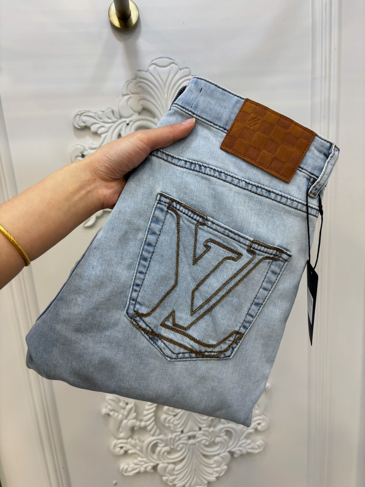 NO:122324,New spring and summer 2025 new styles for men’s jeans!  Trade-level OEM products are extremely rare. The exquisite and exquisite production process has reached the ultimate effect. Classic styles, original color cotton materials, and classic plain woven twill denim surfaces are woven by old-fashioned woven technology. They are soft, delicate, comfortable and breathable, and the original hardware accessories are washed with first-class texture!  Size 29-38,35.37, jeans,alexander wang198609092025春夏新款 新款男士牛仔裤！ 贸易级别的代工品,数量极其稀少.精良精细的制作工艺程度已经达到极致效果.经典绝伦的款式,原色棉料,经典的平织斜纹牛仔布面经由老式梭织工艺机织.柔软细腻舒适透气,原版五金配件水洗,质感一流！尺码29-38,35.37,,jeans,alexander wang,Men's clothing