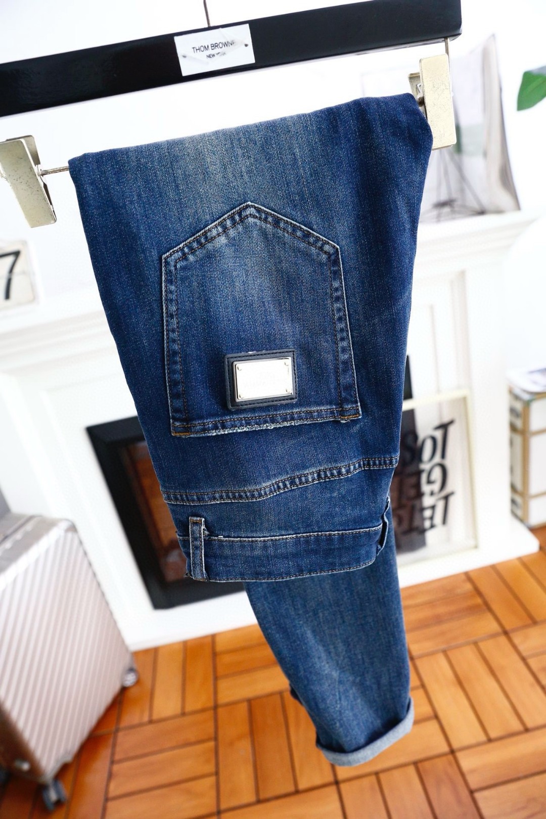 NO:118010,New spring and summer 2025 new styles for men’s jeans!  Trade-level OEM products are extremely rare. The exquisite and exquisite production process has reached the ultimate effect. Classic styles, original color cotton materials, and classic plain woven twill denim surfaces are woven by old-fashioned woven technology. They are soft, delicate, comfortable and breathable, and the original hardware accessories are washed with first-class texture!  Size 29-38,35.37, jeans,alexander wang198609092025春夏新款 新款男士牛仔裤！ 贸易级别的代工品,数量极其稀少.精良精细的制作工艺程度已经达到极致效果.经典绝伦的款式,原色棉料,经典的平织斜纹牛仔布面经由老式梭织工艺机织.柔软细腻舒适透气,原版五金配件水洗,质感一流！尺码29-38,35.37,,jeans,alexander wang,Men's clothing