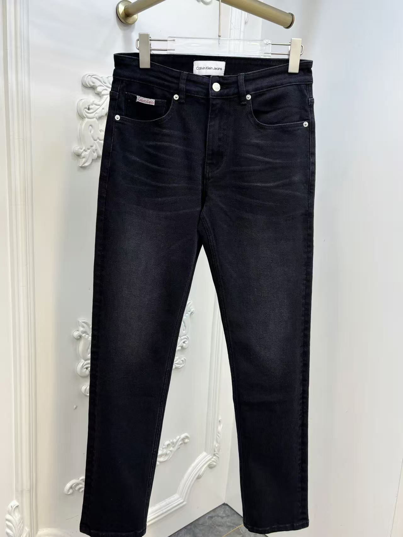 NO:518787,2025 autumn and winter new styles new men's jeans!  Trade-level OEM products are extremely rare. The exquisite and exquisite production process has reached the ultimate effect. Classic styles, original color cotton materials, and classic plain woven twill denim surfaces are woven by old-fashioned woven technology. They are soft, delicate, comfortable and breathable, and the original hardware accessories are washed with first-class texture!  Size 29-38,35.37, jeans,alexander wang198609092025秋冬新款 新款男士牛仔裤！ 贸易级别的代工品,数量极其稀少.精良精细的制作工艺程度已经达到极致效果.经典绝伦的款式,原色棉料,经典的平织斜纹牛仔布面经由老式梭织工艺机织.柔软细腻舒适透气,原版五金配件水洗,质感一流！尺码29-38,35.37,,jeans,alexander wang,Men's clothing