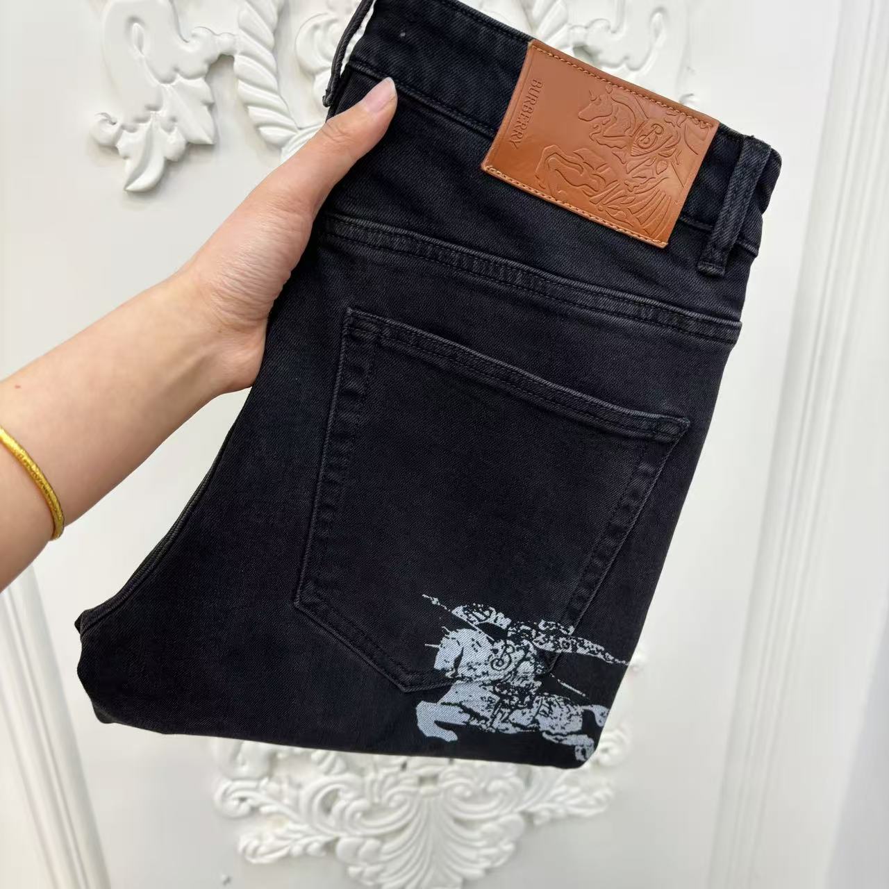 NO:492447,2025 autumn and winter new styles new men's jeans!  Trade-level OEM products are extremely rare. The exquisite and exquisite production process has reached the ultimate effect. Classic styles, original color cotton materials, and classic plain woven twill denim surfaces are woven by old-fashioned woven technology. They are soft, delicate, comfortable and breathable, and the original hardware accessories are washed with first-class texture!  Size 29-38,35.37, jeans,alexander wang198609092025秋冬新款 新款男士牛仔裤！ 贸易级别的代工品,数量极其稀少.精良精细的制作工艺程度已经达到极致效果.经典绝伦的款式,原色棉料,经典的平织斜纹牛仔布面经由老式梭织工艺机织.柔软细腻舒适透气,原版五金配件水洗,质感一流！尺码29-38,35.37,,jeans,alexander wang,Men's clothing