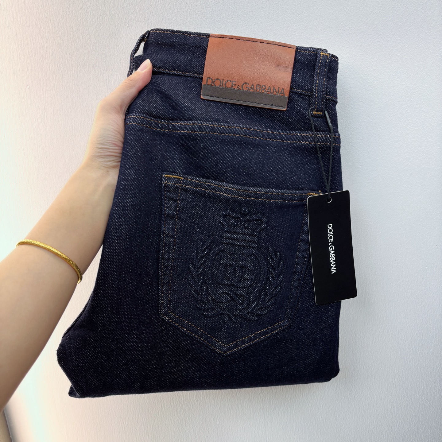 NO:546124,2025 autumn and winter new styles new men's jeans!  Trade-level OEM products are extremely rare. The exquisite and exquisite production process has reached the ultimate effect. Classic styles, original color cotton materials, and classic plain woven twill denim surfaces are woven by old-fashioned woven technology. They are soft, delicate, comfortable and breathable, and the original hardware accessories are washed with first-class texture!  Size 29-38,35.37, jeans,alexander wang198609092025秋冬新款 新款男士牛仔裤！ 贸易级别的代工品,数量极其稀少.精良精细的制作工艺程度已经达到极致效果.经典绝伦的款式,原色棉料,经典的平织斜纹牛仔布面经由老式梭织工艺机织.柔软细腻舒适透气,原版五金配件水洗,质感一流！尺码29-38,35.37,,jeans,alexander wang,Men's clothing