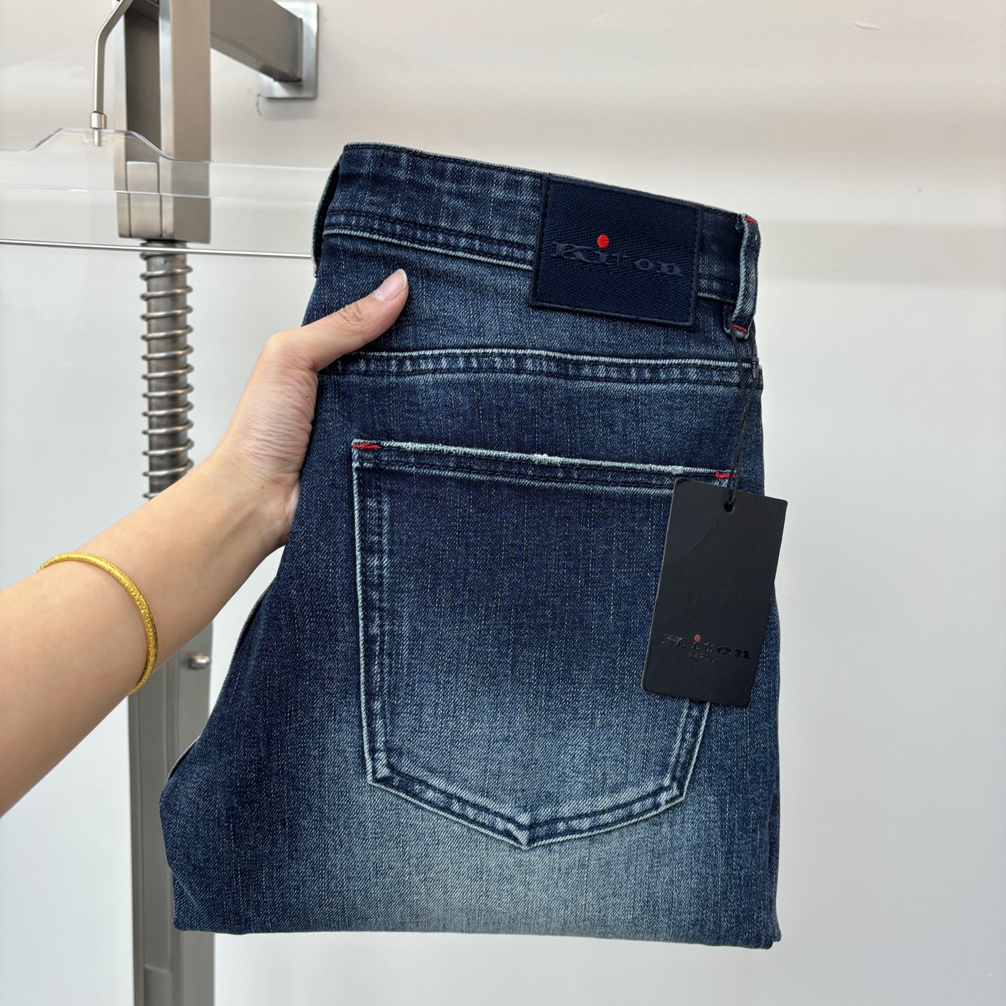 NO:622162,New styles for autumn and winter. New men's jeans!  The number of trade-grade OEM products is extremely rare. The sophisticated and sophisticated production process has reached the ultimate effect. Classic style, original color cotton, classic plain twill denim surface woven by old-fashioned woven technology. Soft, delicate, comfortable and breathable, original hardware accessories are washed, and the texture is first-class!  Size 29-38,35.37.,,jeans,alexander wang19860909秋冬新款 新款男士牛仔裤！ 贸易级别的代工品,数量极其稀少.精良精细的制作工艺程度已经达到极致效果.经典绝伦的款式,原色棉料,经典的平织斜纹牛仔布面经由老式梭织工艺机织.柔软细腻舒适透气,原版五金配件水洗,质感一流！尺码29-38,35.37 .,,jeans,alexander wang,Men's clothing