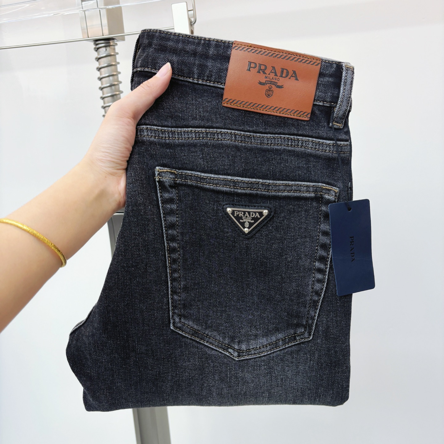 NO:518789,2025 autumn and winter new styles new men's jeans!  Trade-level OEM products are extremely rare. The exquisite and exquisite production process has reached the ultimate effect. Classic styles, original color cotton materials, and classic plain woven twill denim surfaces are woven by old-fashioned woven technology. They are soft, delicate, comfortable and breathable, and the original hardware accessories are washed with first-class texture!  Size 29-38,35.37, jeans,alexander wang198609092025秋冬新款 新款男士牛仔裤！ 贸易级别的代工品,数量极其稀少.精良精细的制作工艺程度已经达到极致效果.经典绝伦的款式,原色棉料,经典的平织斜纹牛仔布面经由老式梭织工艺机织.柔软细腻舒适透气,原版五金配件水洗,质感一流！尺码29-38,35.37,,jeans,alexander wang,Men's clothing