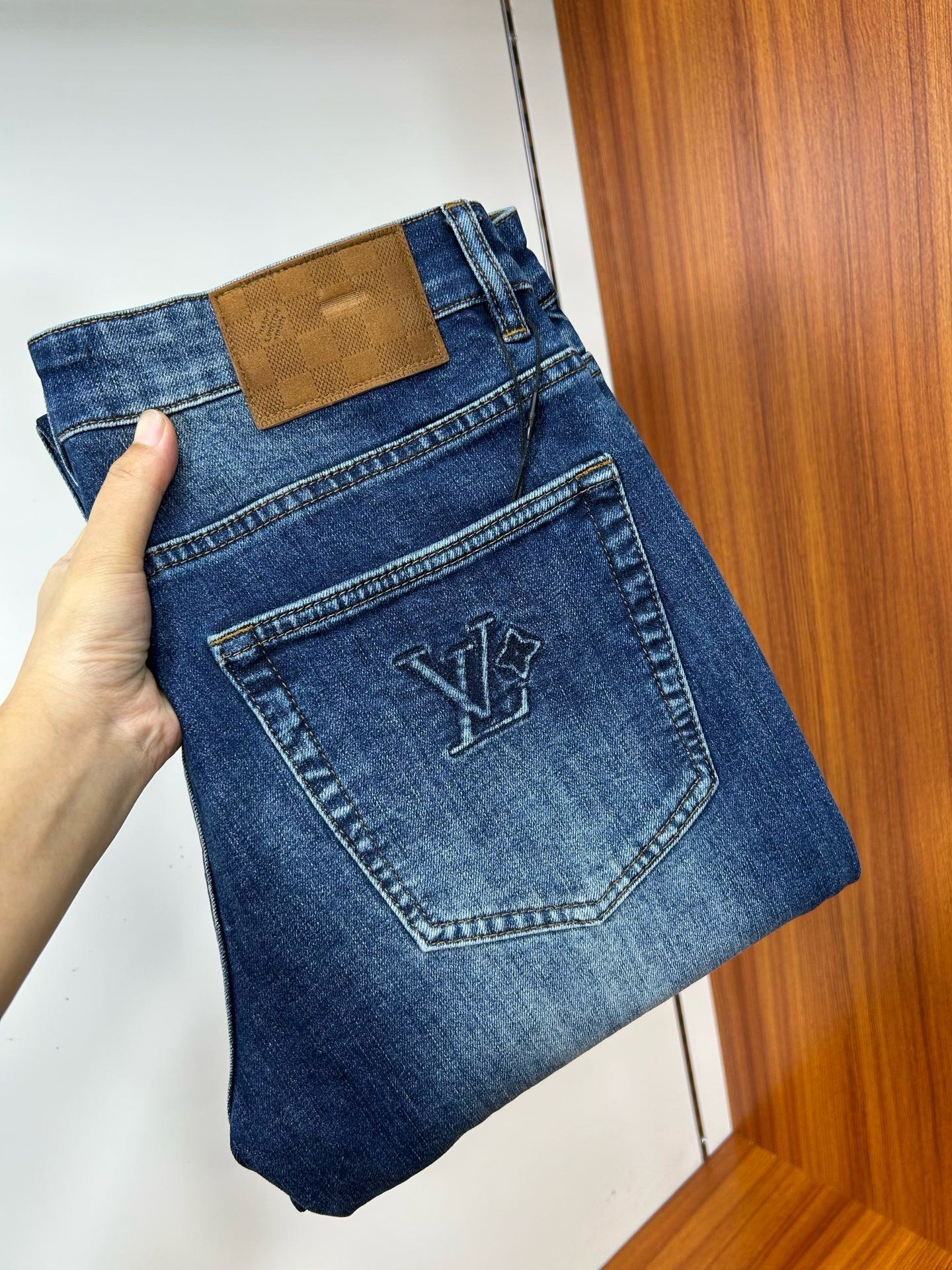 NO:546135,2025 autumn and winter new styles new men's jeans!  Trade-level OEM products are extremely rare. The exquisite and exquisite production process has reached the ultimate effect. Classic styles, original color cotton materials, and classic plain woven twill denim surfaces are woven by old-fashioned woven technology. They are soft, delicate, comfortable and breathable, and the original hardware accessories are washed with first-class texture!  Size 29-38,35.37, jeans,alexander wang198609092025秋冬新款 新款男士牛仔裤！ 贸易级别的代工品,数量极其稀少.精良精细的制作工艺程度已经达到极致效果.经典绝伦的款式,原色棉料,经典的平织斜纹牛仔布面经由老式梭织工艺机织.柔软细腻舒适透气,原版五金配件水洗,质感一流！尺码29-38,35.37,,jeans,alexander wang,Men's clothing