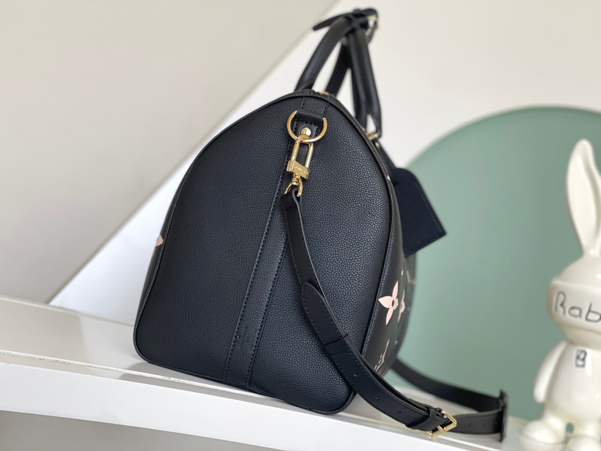 顶级】M46670 本款 Keepall Bandoulière 45 取材 Monogram Empreinte 压纹皮革,呈现大号 2