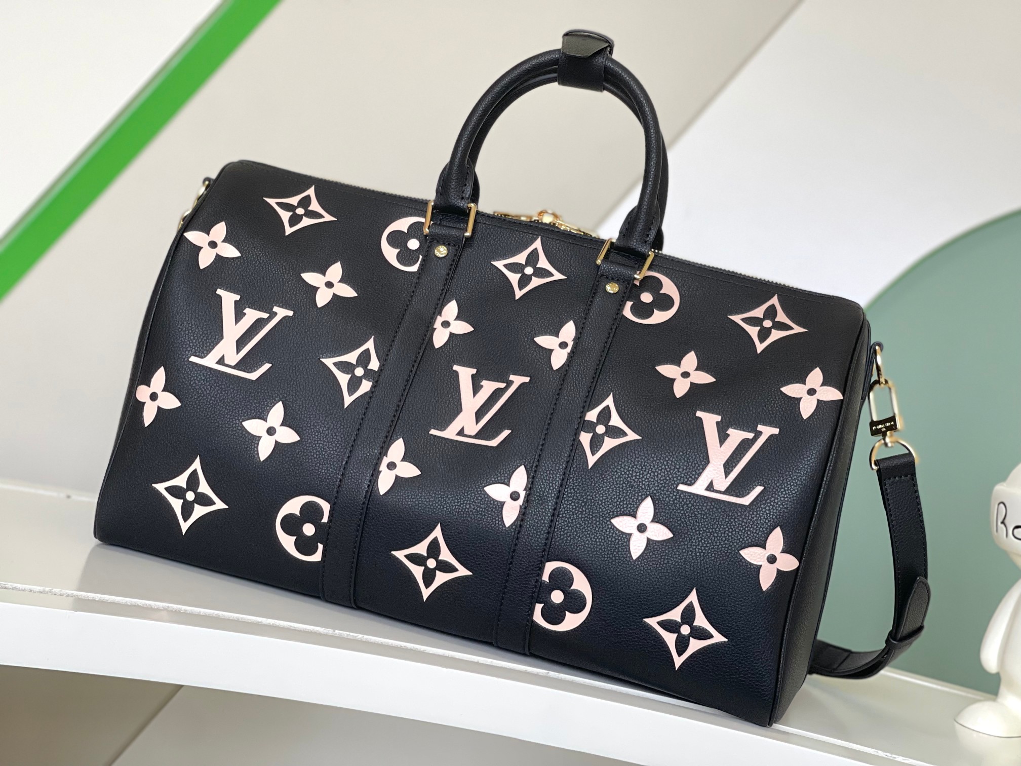 顶级】M46670 本款 Keepall Bandoulière 45 取材 Monogram Empreinte 压纹皮革,呈现大号 3