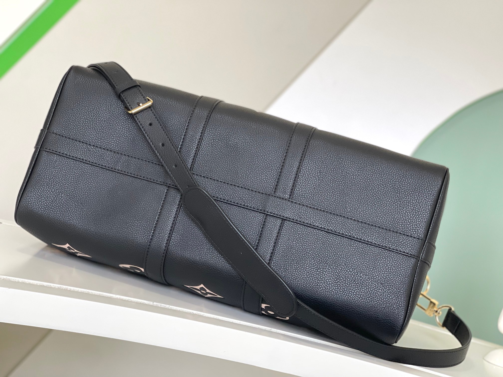 顶级】M46670 本款 Keepall Bandoulière 45 取材 Monogram Empreinte 压纹皮革,呈现大号 4