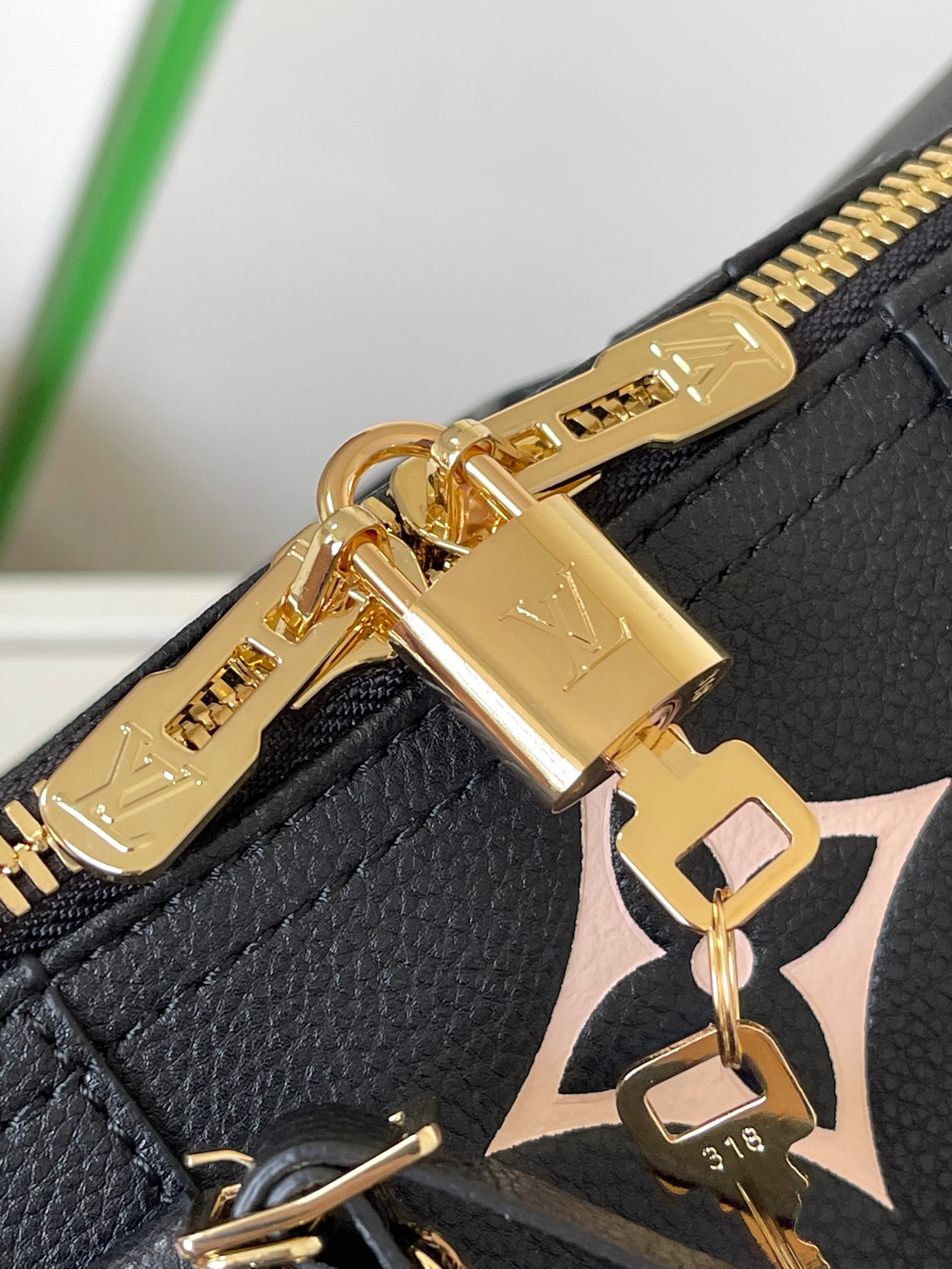 顶级】M46670 本款 Keepall Bandoulière 45 取材 Monogram Empreinte 压纹皮革,呈现大号 6