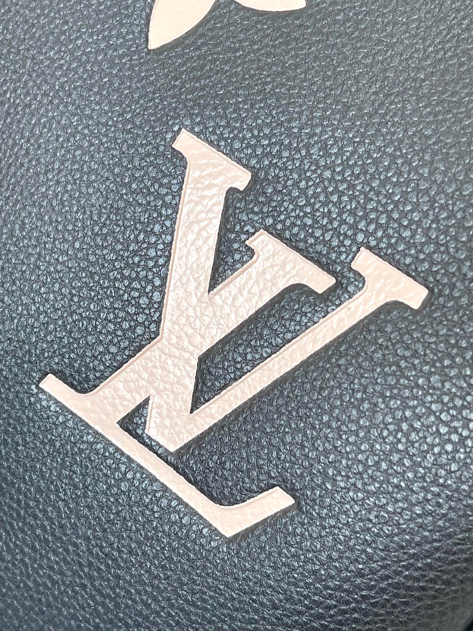 顶级】M46670 本款 Keepall Bandoulière 45 取材 Monogram Empreinte 压纹皮革,呈现大号 7