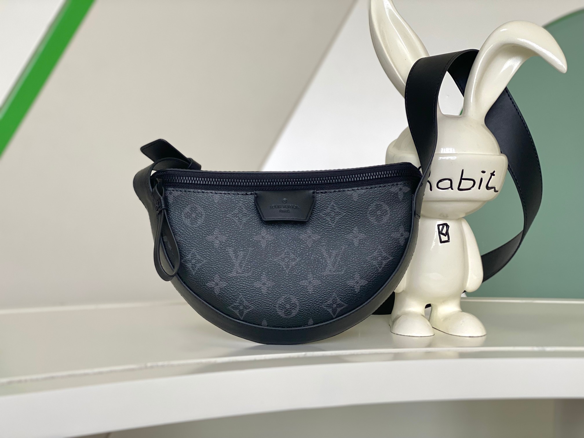 【海原外‬单 独实家‬拍】M23835
   本款 LV Moon Crossbody 手袋以 Mono
