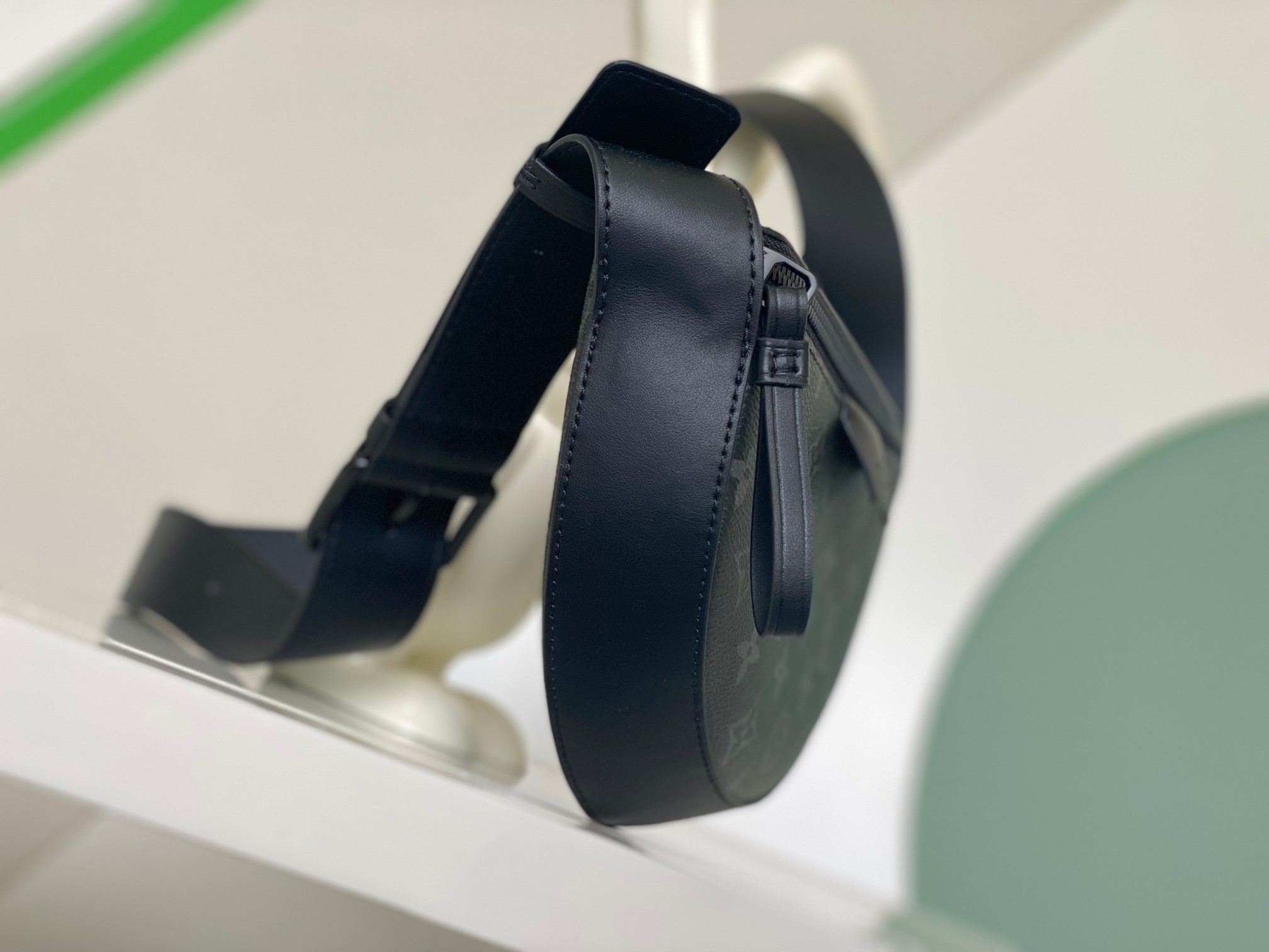 【海原外‬单 独实家‬拍】M23835
   本款 LV Moon Crossbody 手袋以 Mono