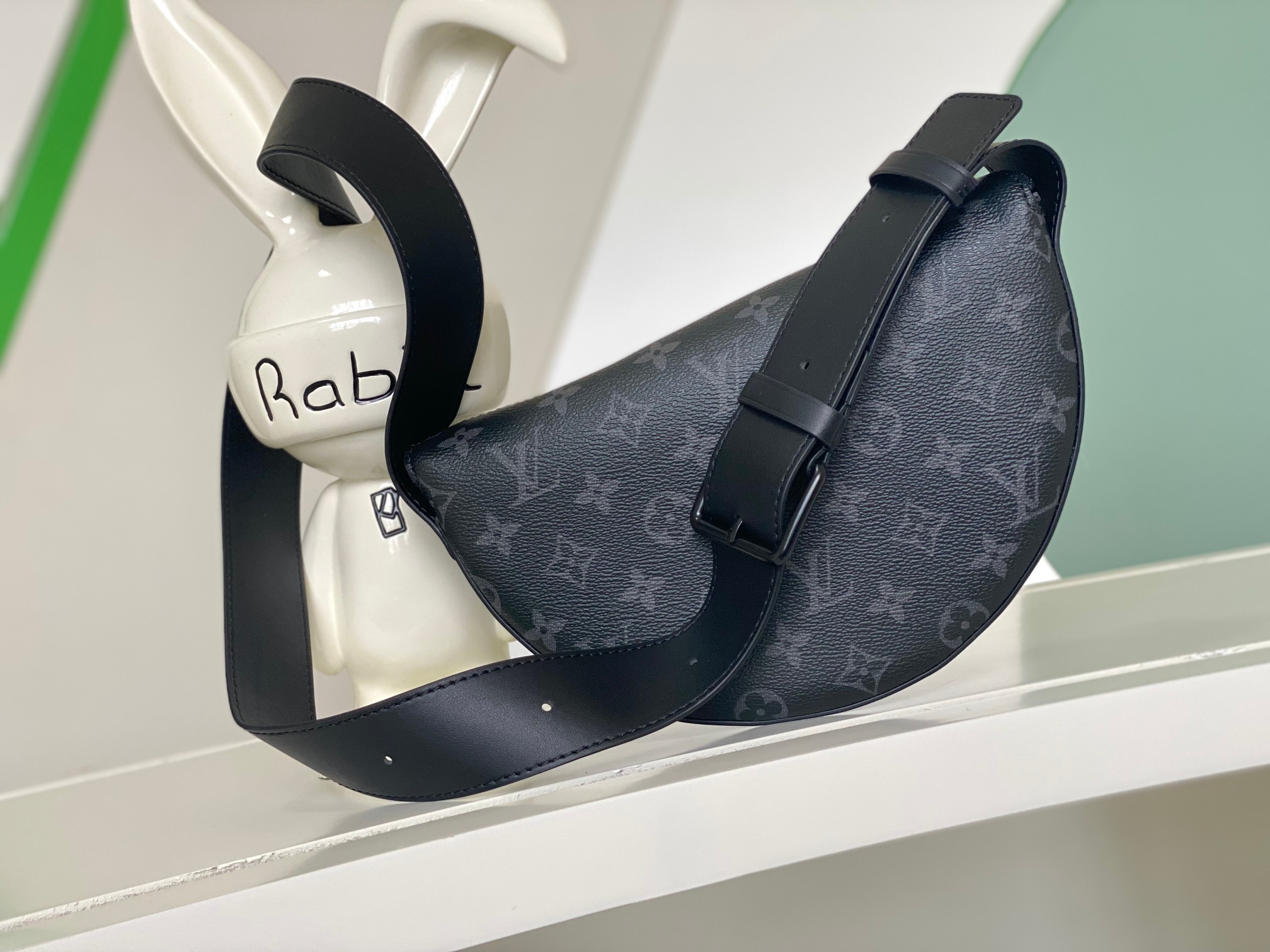 【海原外‬单 独实家‬拍】M23835
   本款 LV Moon Crossbody 手袋以 Mono
