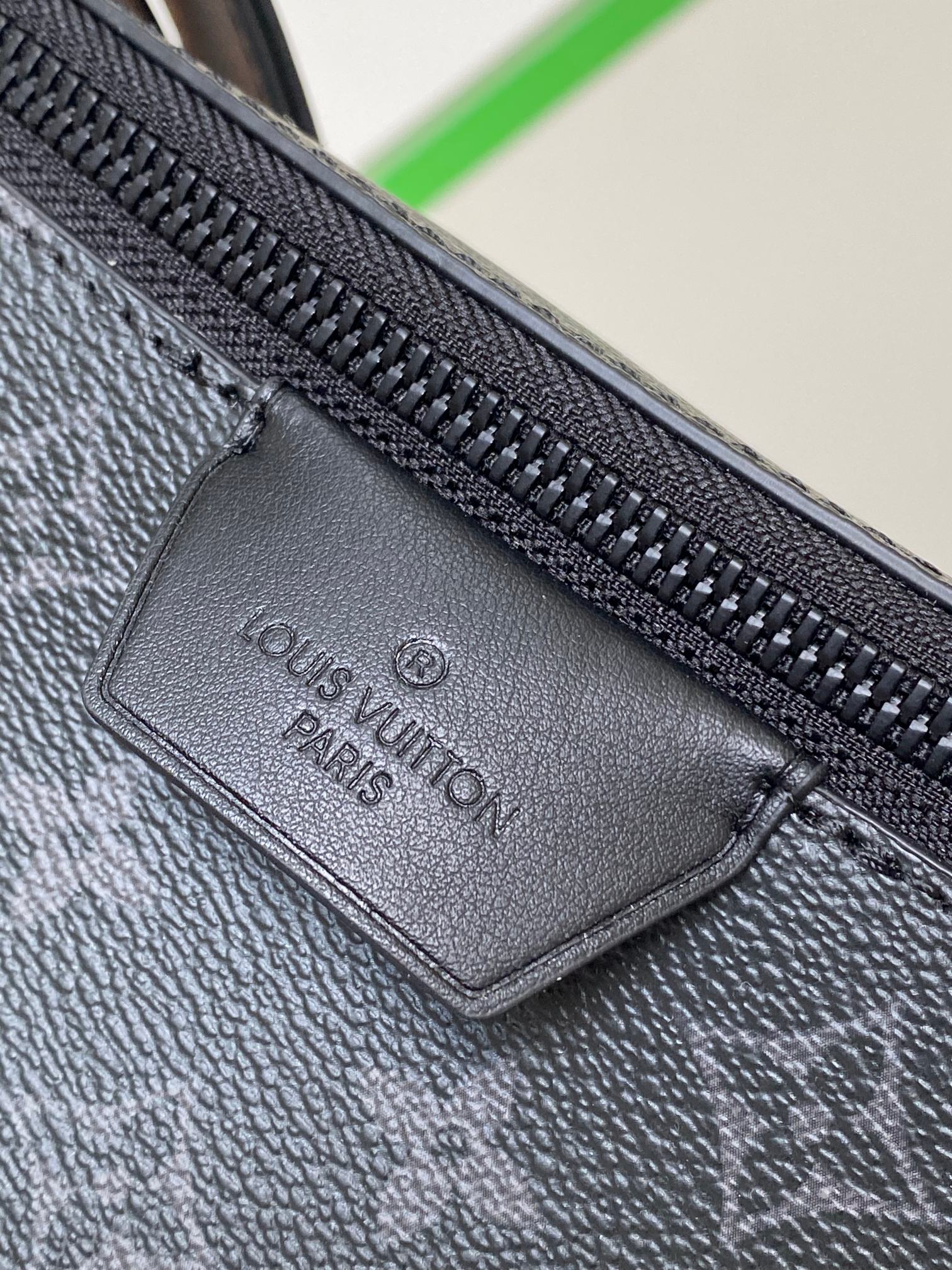 【海原外‬单 独实家‬拍】M23835
   本款 LV Moon Crossbody 手袋以 Mono