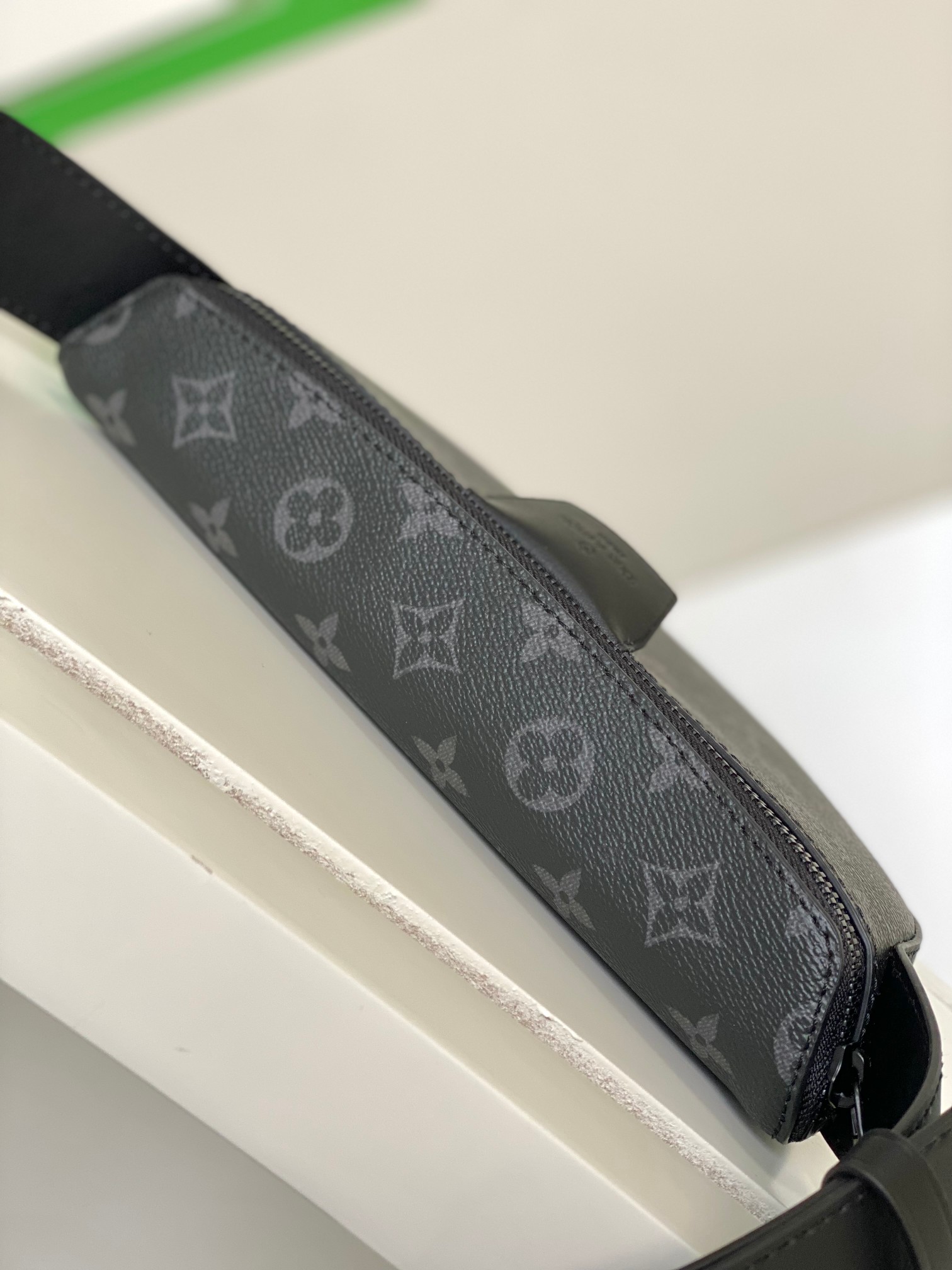 【海原外‬单 独实家‬拍】M23835
   本款 LV Moon Crossbody 手袋以 Mono