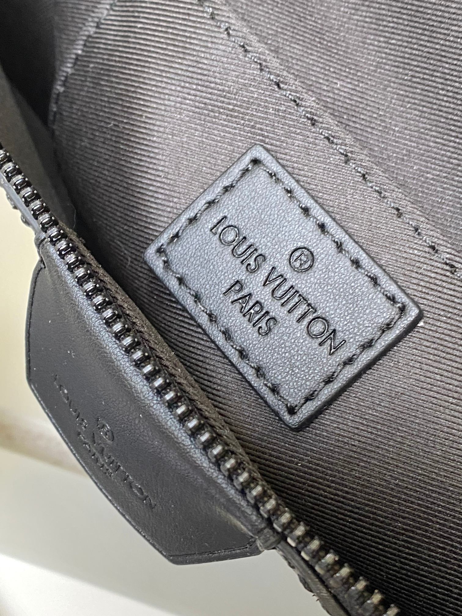 【海原外‬单 独实家‬拍】M23835
   本款 LV Moon Crossbody 手袋以 Mono