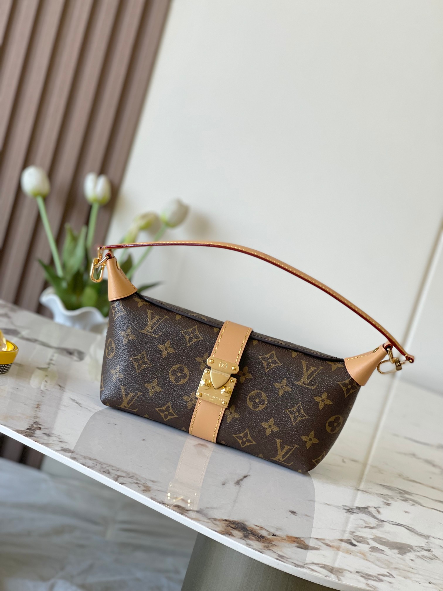 P640,原单加强版+半钢五金, M26191 本款 Pochette Mia 手袋出自 Monogram 系列,为 Monogram 帆布包身融入牛皮革饰边,再以 S-lock 锁扣彰显品牌身份。恰宜尺寸轻松收纳日常所需,成就昼夜出行的考究之选。肩背或手提皆宜。尺寸:22 x 14.5 x 8 (厘米) ((长 x 高 x 宽)