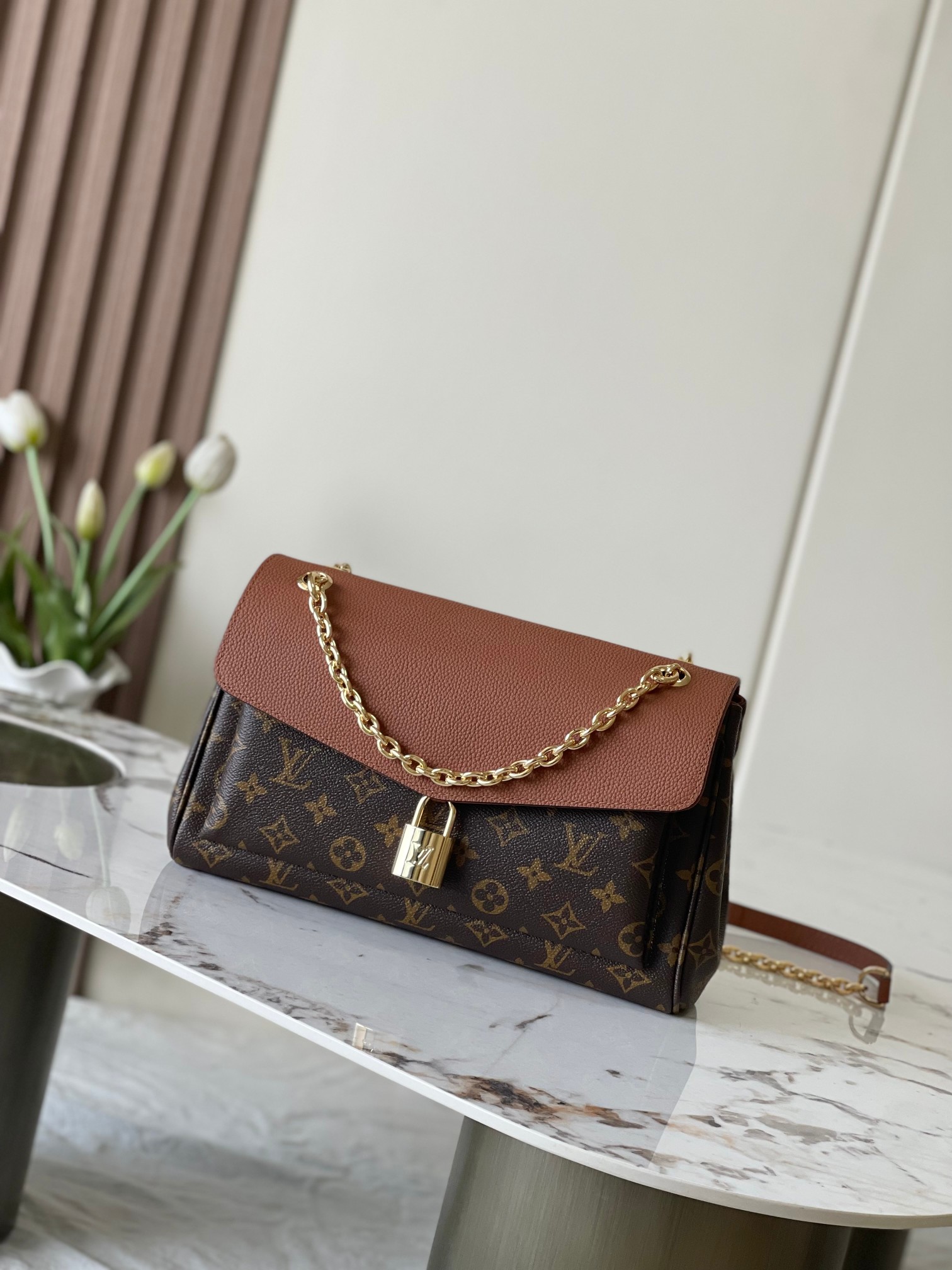 顶级原单,半钢五金,163动态芯片M26285黑色,M27065棕色,独家实拍!这款圣日耳曼PM手提包的灵感来自巴黎同名街区,象征永恒优雅.这款精致的十字领设计采用Monogram帆布和皮革制成,并配以金色链条和标志性的LV锁,向路易威登的档案箱致敬.其完美的尺寸可容纳日常必需品,而外袋则可将卡片和钥匙随身携带.滑动链条可让您自由地佩戴在肩上或手上.尺寸:30.5×21×12.5cm