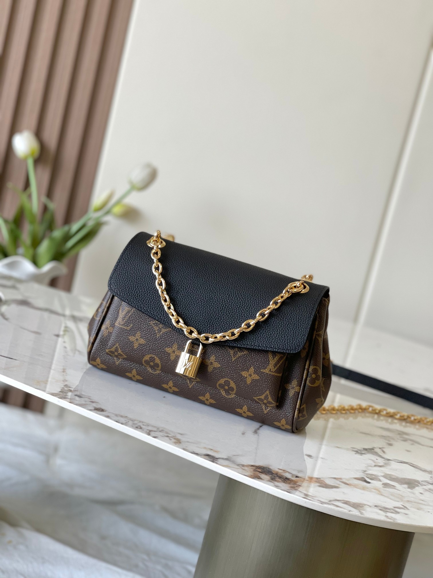 P650，原单加强版+半钢五金，M27067紫小，M26398黑小，
BB手提包以巴黎圣日耳曼区的优雅和艺术气息命名，是白天和晚上的时尚之选。这款由Monogram Canvas制成的款式，配以季节性葡萄酒红色的皮革装饰。这款手提包与路易威登1880年的金色挂锁完美融合。这款手提包可以穿戴在身体或手上。
详细特征 
尺寸小 24 x 17 x 9
（长度x高度x宽度）