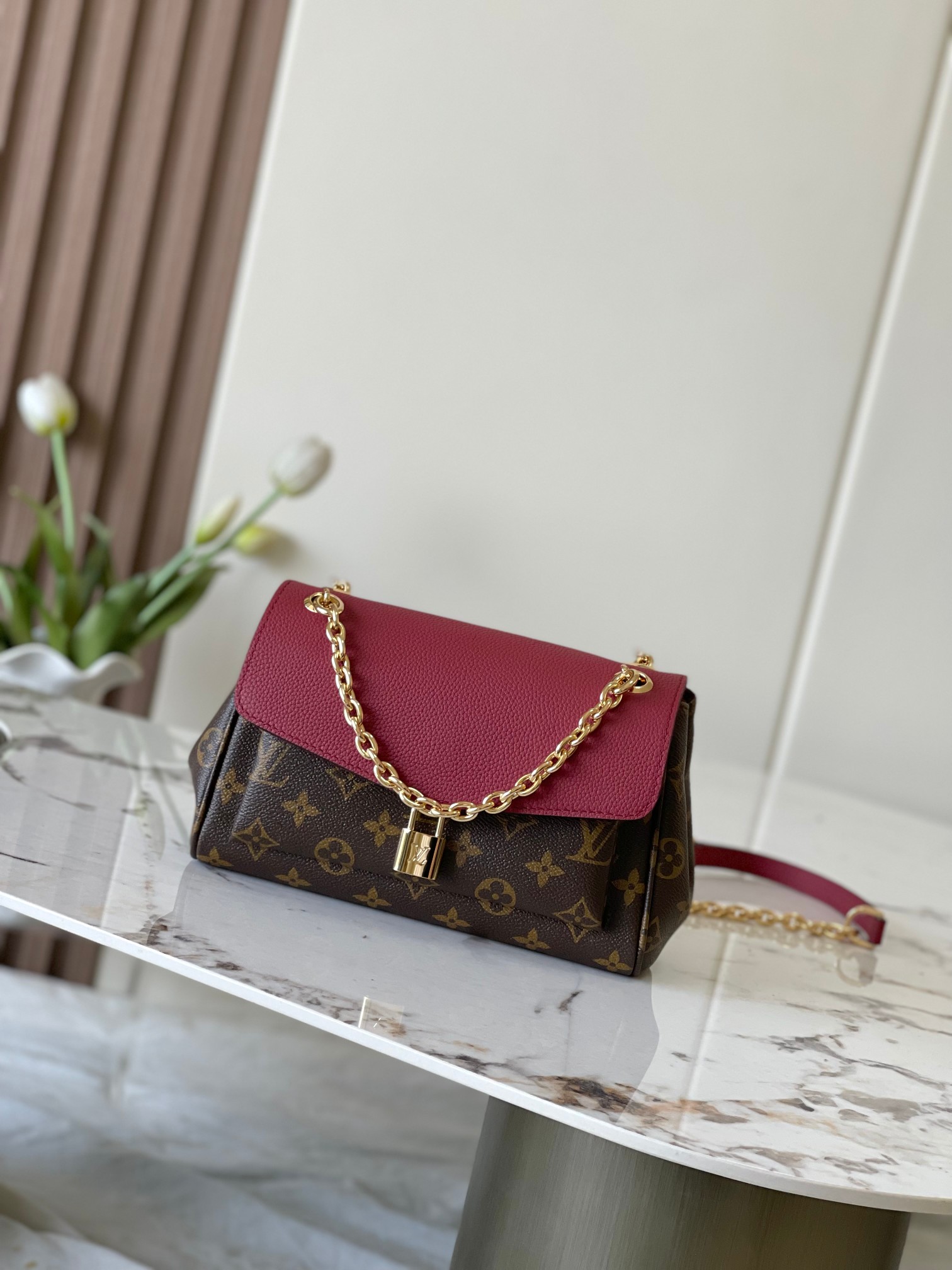 P650，原单加强版+半钢五金，M27067紫小，M26398黑小，
BB手提包以巴黎圣日耳曼区的优雅和艺术气息命名，是白天和晚上的时尚之选。这款由Monogram Canvas制成的款式，配以季节性葡萄酒红色的皮革装饰。这款手提包与路易威登1880年的金色挂锁完美融合。这款手提包可以穿戴在身体或手上。
详细特征 
尺寸小 24 x 17 x 9
（长度x高度x宽度）