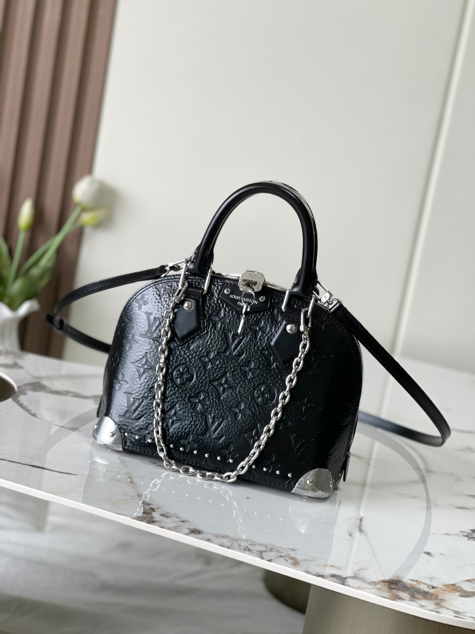 P820，原单加强+半钢五金，动态芯片 M27812 本款Alma BB 手袋经焕新演绎，成为 Trunk 系列的新成员，以经典标识致敬品牌悠久的旅行文化。手袋甄选 Monogram 帆布，搭配深邃皮革饰边，并以耀目金属包角和饰钉点缀。此版本配有可拆卸链条，可与可调节肩带搭配或单独使用。尺寸:22 x 19 x 11 (厘米) ((长 x 高 x 宽)