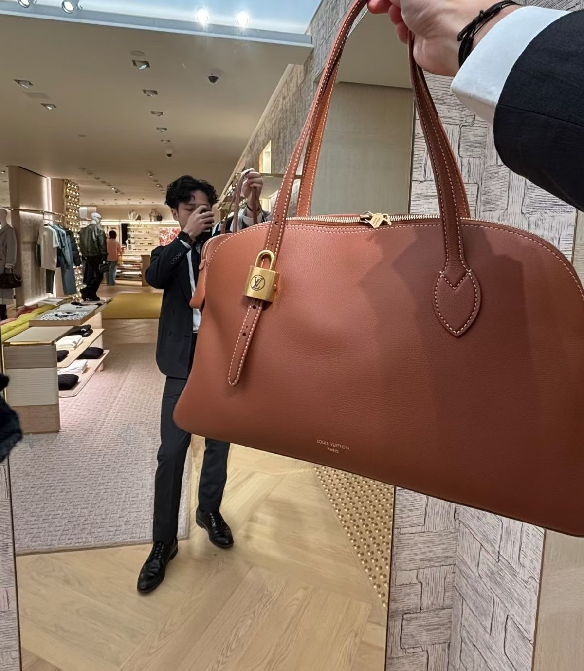 【Sac Low Key Duffle Tote】 m26257 黑色 m26688 棕色 模特图