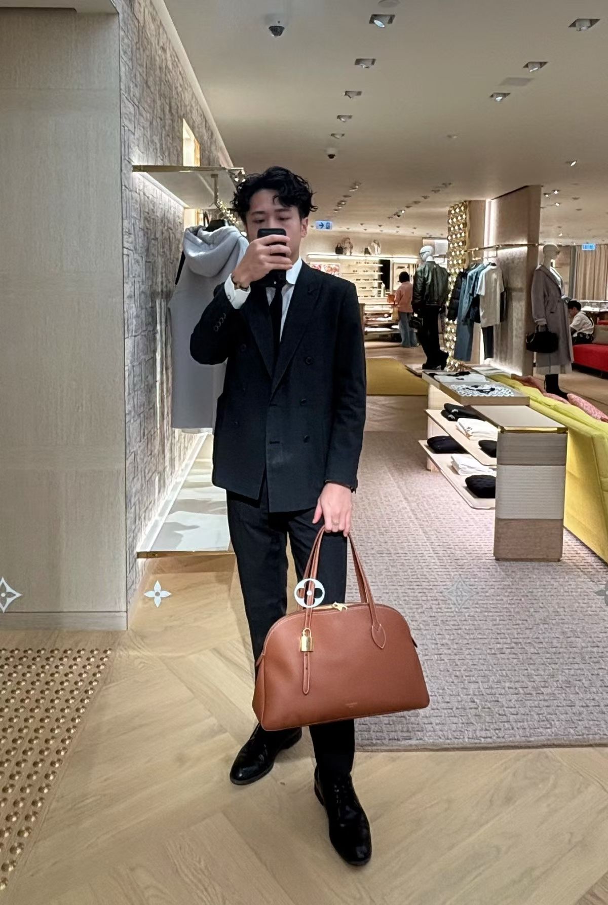 【Sac Low Key Duffle Tote】 m26257 黑色 m26688 棕色 模特图