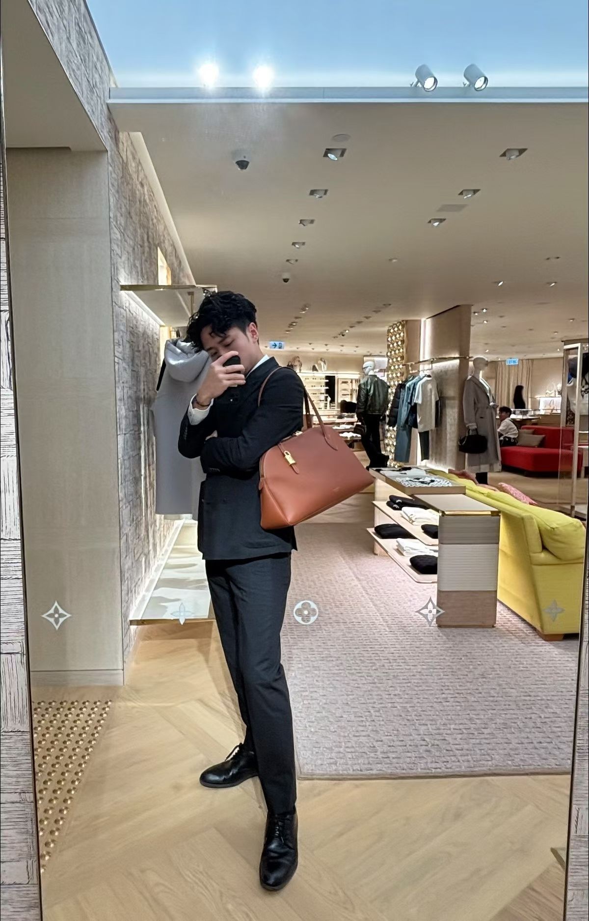 【Sac Low Key Duffle Tote】 m26257 黑色 m26688 棕色 模特图