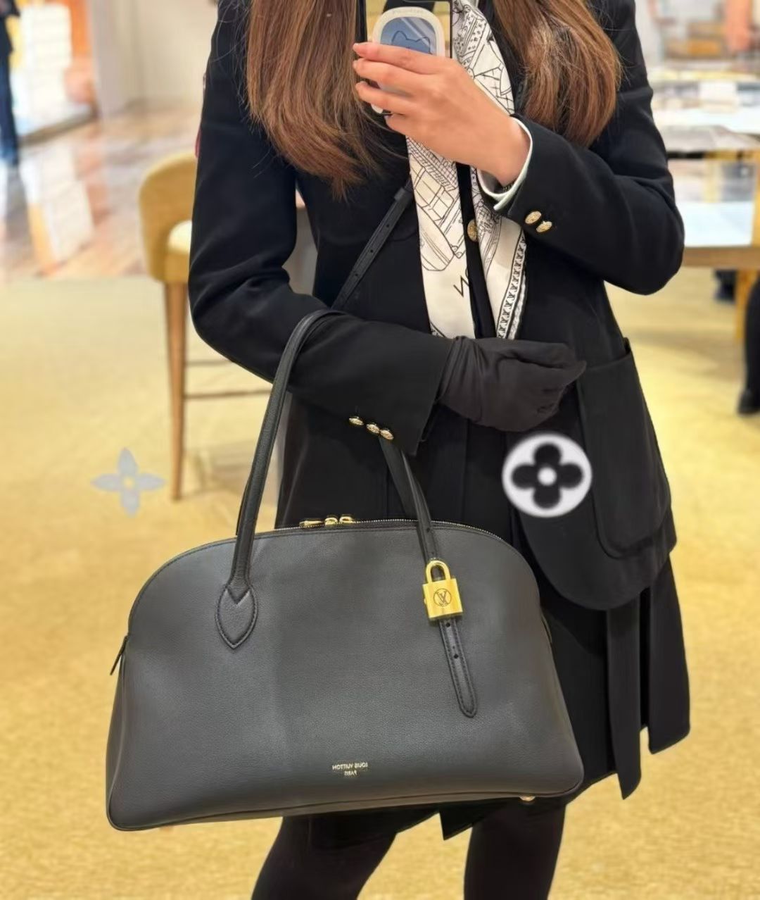 【Sac Low Key Duffle Tote】 m26257 黑色 m26688 棕色 模特图