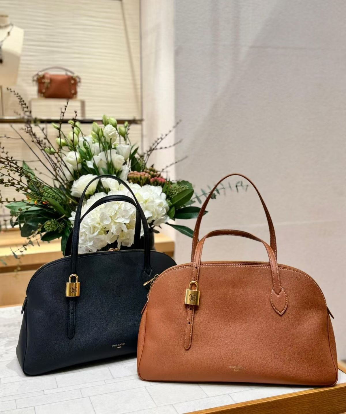 【Sac Low Key Duffle Tote】 m26257 黑色 m26688 棕色 模特图