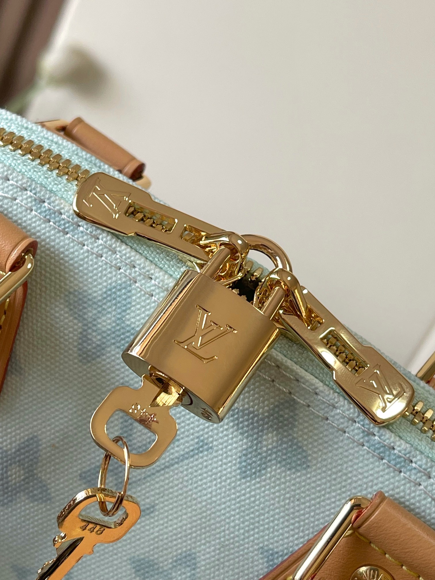 p550。 原单加强版+动态芯片【ALMA BB 手袋】 m27526蓝色，M27525米白，M28272玫红
本款 Alma BB 手袋出自路易威登与 Grace Coddington 合作推出的 Travels With Grace Coddington 系列，聚焦妙趣 Meowgram 图案。帆布包身搭配牛皮革饰边，织物肩带以 Coddington 手写体呈现&ldquo;路易威登&rdquo;字样。考究挂锁和钥匙包再度印证品牌精湛匠艺。

尺寸：17.5 x 11.5 x 23.5 厘米   
(高 x 宽 x 长度)