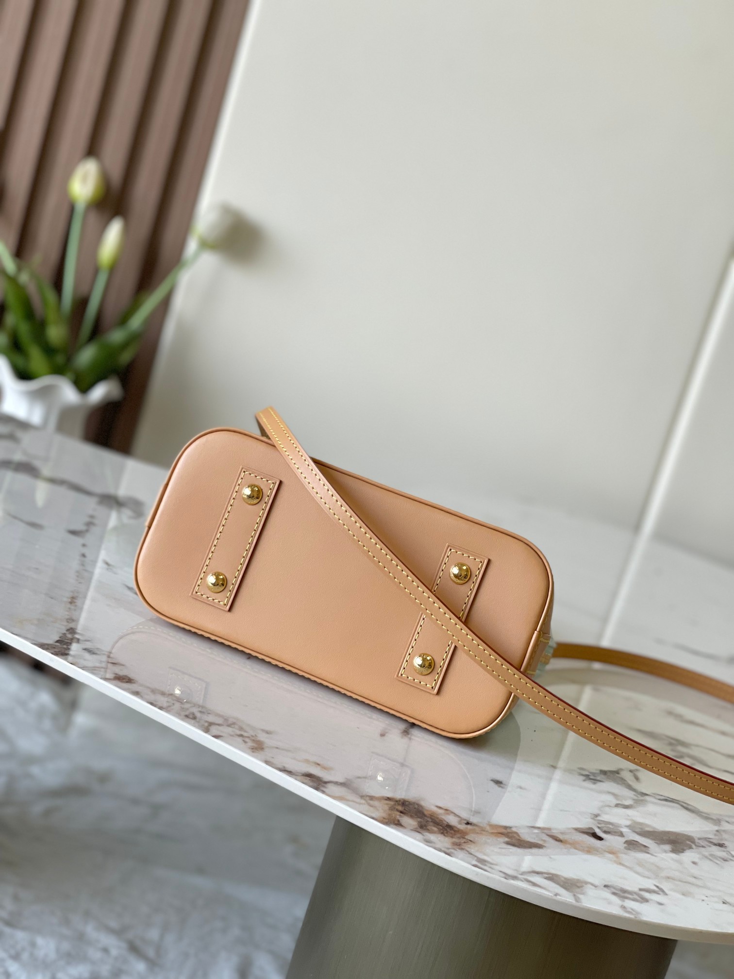 p550。 原单加强版+动态芯片【ALMA BB 手袋】 m27526蓝色，M27525米白，M28272玫红
本款 Alma BB 手袋出自路易威登与 Grace Coddington 合作推出的 Travels With Grace Coddington 系列，聚焦妙趣 Meowgram 图案。帆布包身搭配牛皮革饰边，织物肩带以 Coddington 手写体呈现&ldquo;路易威登&rdquo;字样。考究挂锁和钥匙包再度印证品牌精湛匠艺。

尺寸：17.5 x 11.5 x 23.5 厘米   
(高 x 宽 x 长度)