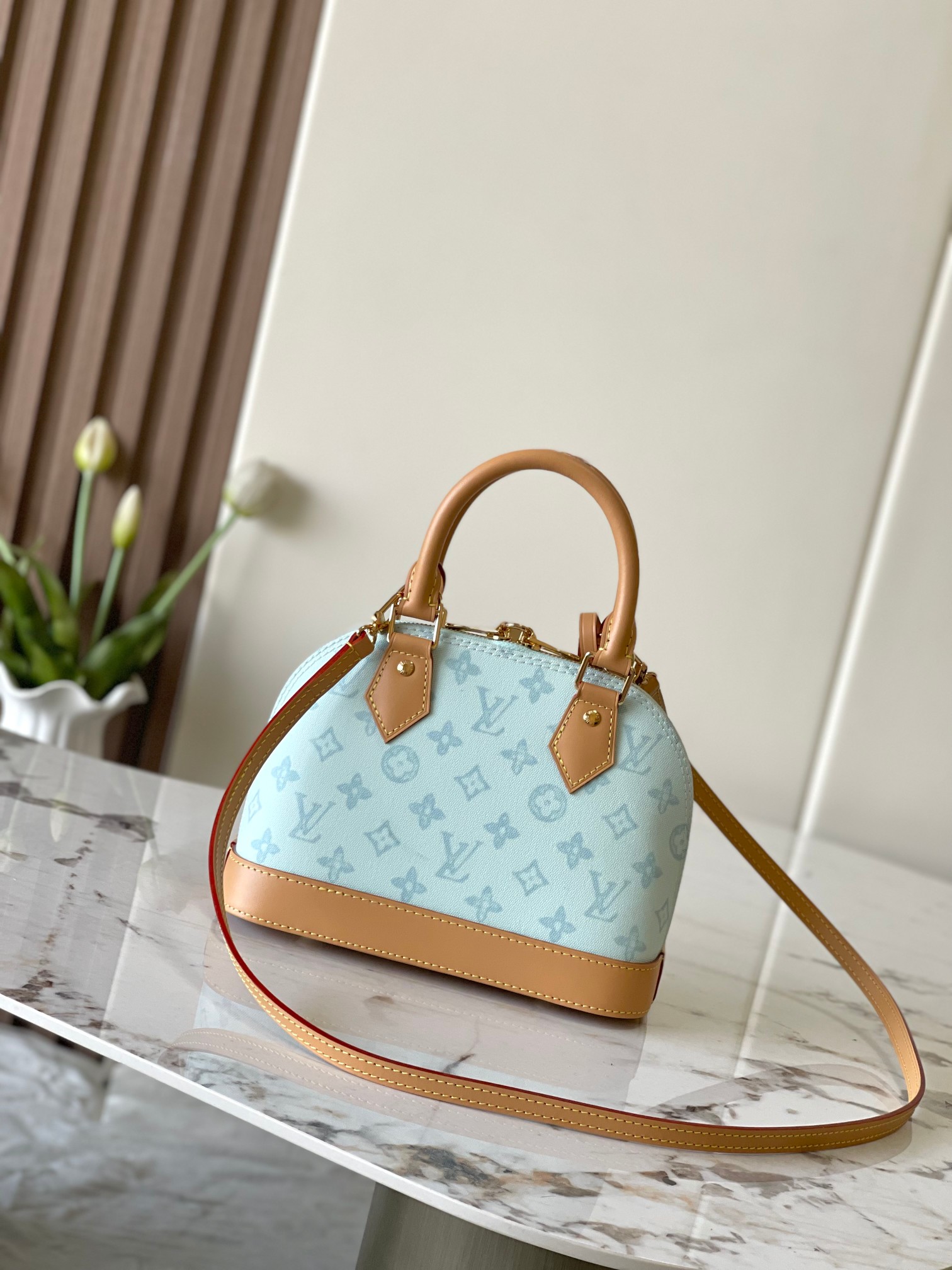 p550。 原单加强版+动态芯片【ALMA BB 手袋】 m27526蓝色，M27525米白，M28272玫红
本款 Alma BB 手袋出自路易威登与 Grace Coddington 合作推出的 Travels With Grace Coddington 系列，聚焦妙趣 Meowgram 图案。帆布包身搭配牛皮革饰边，织物肩带以 Coddington 手写体呈现&ldquo;路易威登&rdquo;字样。考究挂锁和钥匙包再度印证品牌精湛匠艺。

尺寸：17.5 x 11.5 x 23.5 厘米   
(高 x 宽 x 长度)