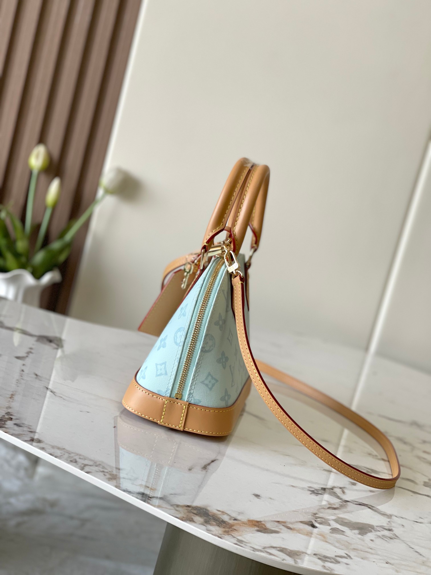 p550。 原单加强版+动态芯片【ALMA BB 手袋】 m27526蓝色，M27525米白，M28272玫红
本款 Alma BB 手袋出自路易威登与 Grace Coddington 合作推出的 Travels With Grace Coddington 系列，聚焦妙趣 Meowgram 图案。帆布包身搭配牛皮革饰边，织物肩带以 Coddington 手写体呈现&ldquo;路易威登&rdquo;字样。考究挂锁和钥匙包再度印证品牌精湛匠艺。

尺寸：17.5 x 11.5 x 23.5 厘米   
(高 x 宽 x 长度)