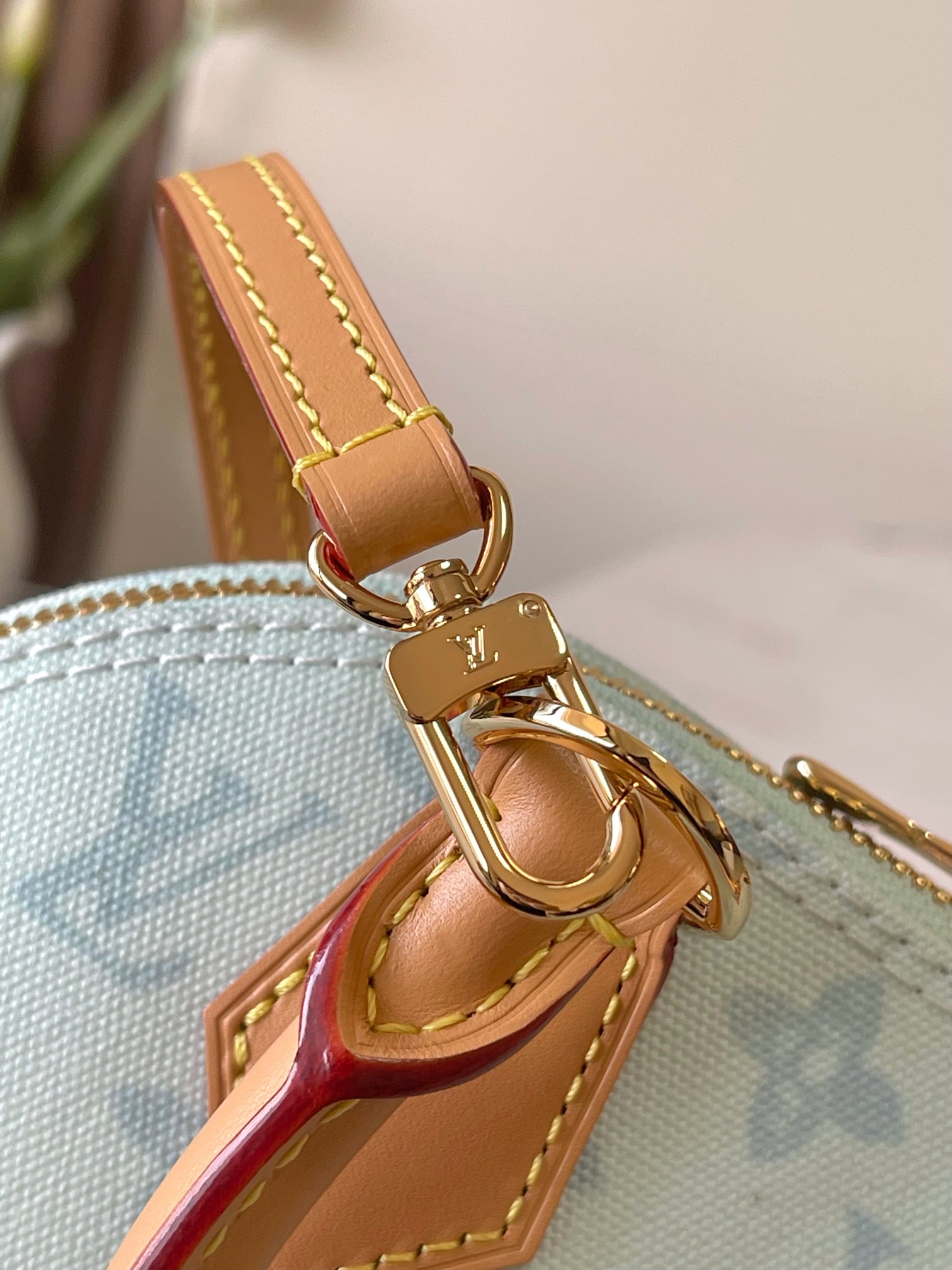 p550。 原单加强版+动态芯片【ALMA BB 手袋】 m27526蓝色，M27525米白，M28272玫红
本款 Alma BB 手袋出自路易威登与 Grace Coddington 合作推出的 Travels With Grace Coddington 系列，聚焦妙趣 Meowgram 图案。帆布包身搭配牛皮革饰边，织物肩带以 Coddington 手写体呈现&ldquo;路易威登&rdquo;字样。考究挂锁和钥匙包再度印证品牌精湛匠艺。

尺寸：17.5 x 11.5 x 23.5 厘米   
(高 x 宽 x 长度)