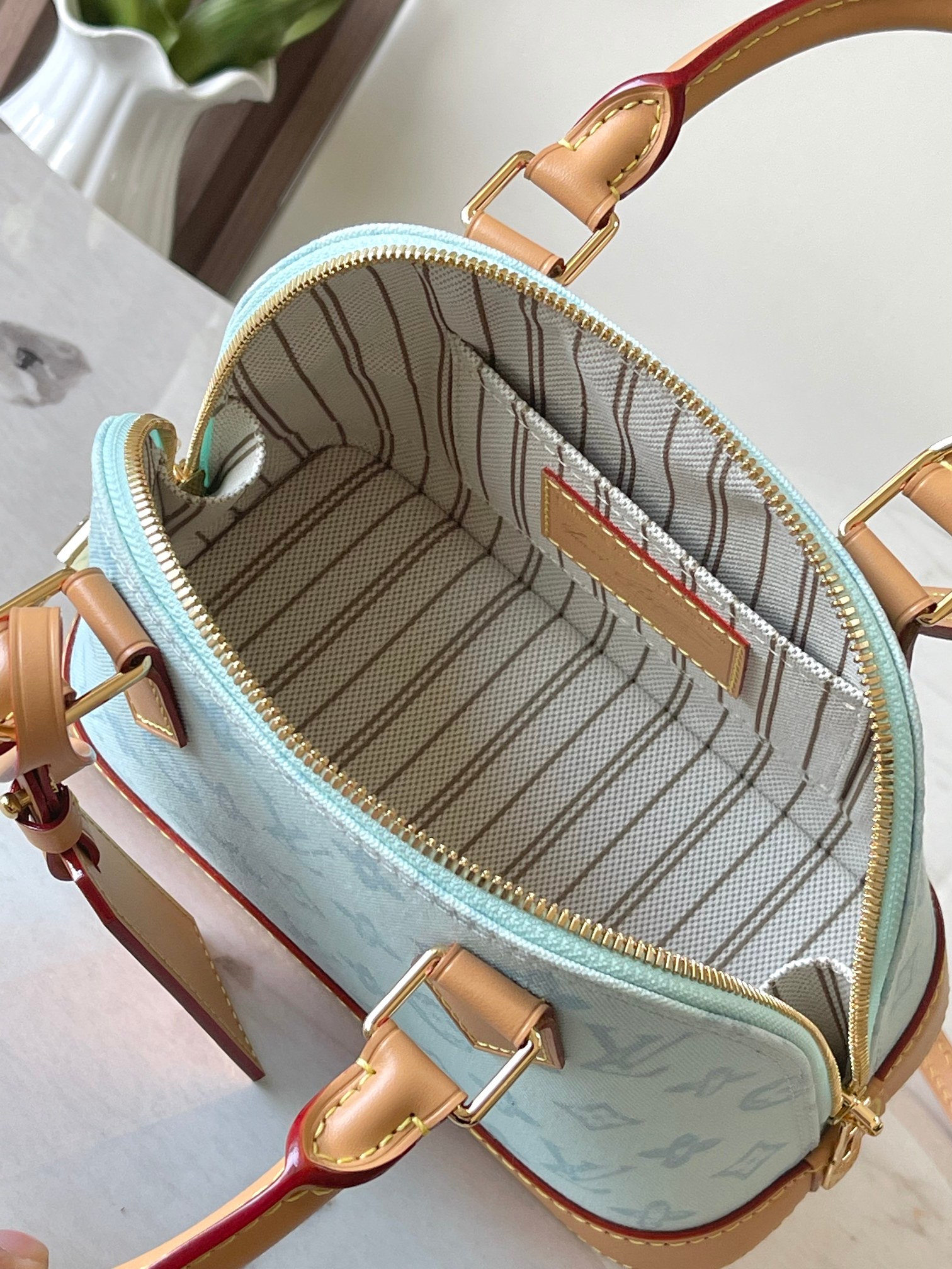 p550。 原单加强版+动态芯片【ALMA BB 手袋】 m27526蓝色，M27525米白，M28272玫红
本款 Alma BB 手袋出自路易威登与 Grace Coddington 合作推出的 Travels With Grace Coddington 系列，聚焦妙趣 Meowgram 图案。帆布包身搭配牛皮革饰边，织物肩带以 Coddington 手写体呈现&ldquo;路易威登&rdquo;字样。考究挂锁和钥匙包再度印证品牌精湛匠艺。

尺寸：17.5 x 11.5 x 23.5 厘米   
(高 x 宽 x 长度)